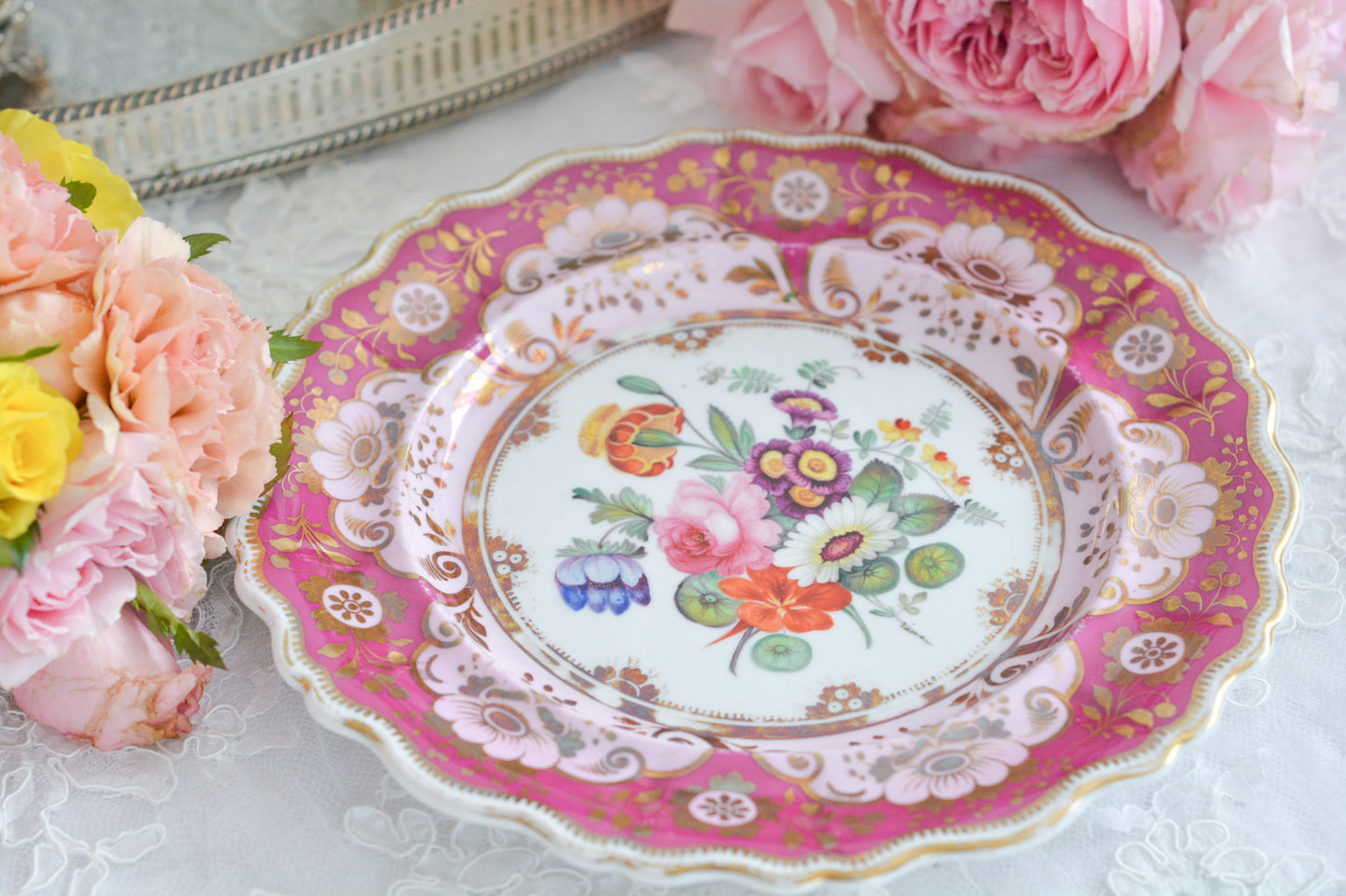 19世紀中頃に作られたピンクとマルーンカラーのプレート。手描きで大きな花束絵が大胆にとても美しく描かれています。色使いもデザインもアンティークならでは。どんなお菓子も乗せるだけで特別なお菓子に!とっても華やかなこちらのプレート、ティータイムに、日々のお茶の時間にぜひお使いくださいね。