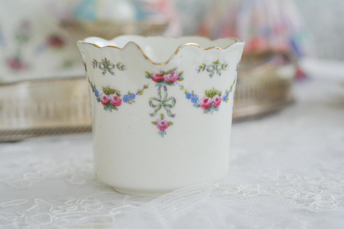 コリンウッドのリボンにバラのガーランドがとっても可愛らしいティートリオ、ミルクジャグ、スロップボウル、デザートプレートがやってきました!ハンドペイントで色つけされたバラやリボンを眺めているだけで気持ちが上向きになる可愛らしさです。ぜひ春のティータイムに。プルダウンから、単品ご選択頂けます