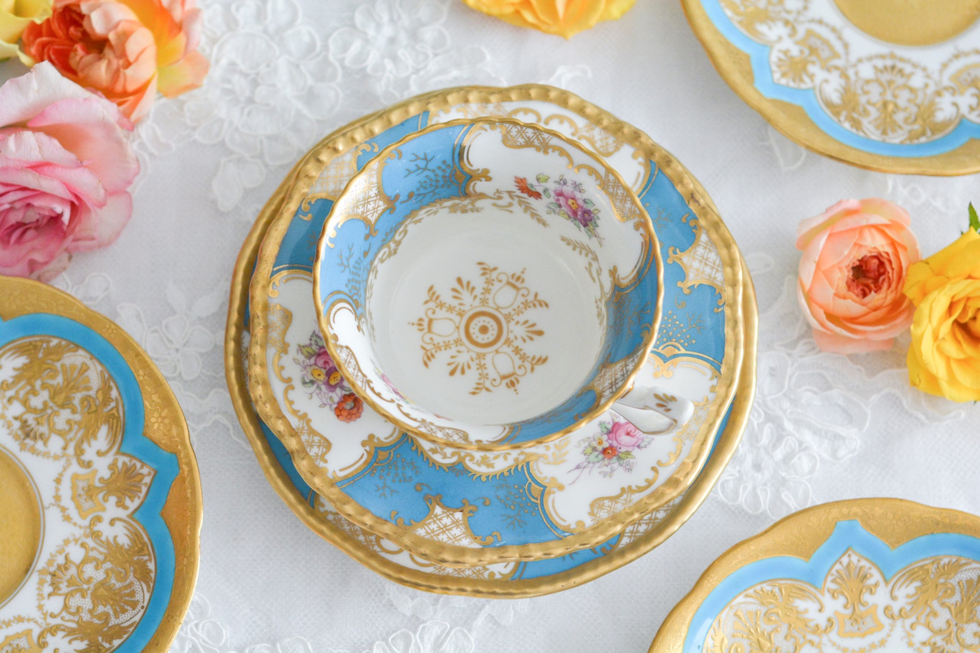 英国アンティーク、コールポートの代表作馬ットウィングシリーズの幻のカラーと言われるターコイズブルーのティートリオ。キラキラと宝石のように輝く美しいカップです。