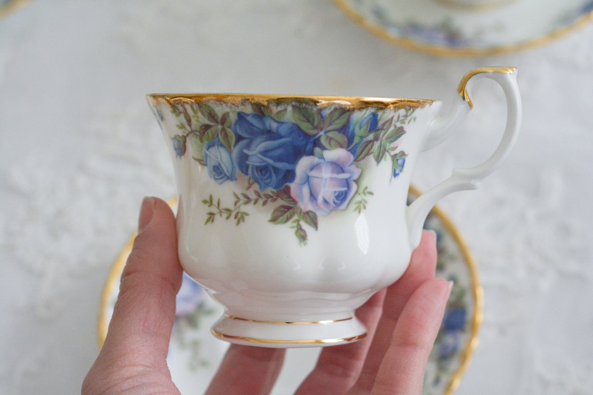 ブルーのバラが美しい、ロイヤルアルバートのムーンライトシリーズのデュオです。オールドカントリーローズのブルーバージョンで製造数が少なく、世界的に人気のあるシリーズです。爽やかな色合いがとても美しくティータイムを彩ります。