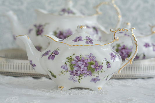 英国ヴィンテージ、ハマースレイの人気シリーズヴィクトリアンバイオレットシリーズのティーポット。Rose Antiquesはコールポートをはじめ、英国アンティーク磁器を中心にご紹介しています。