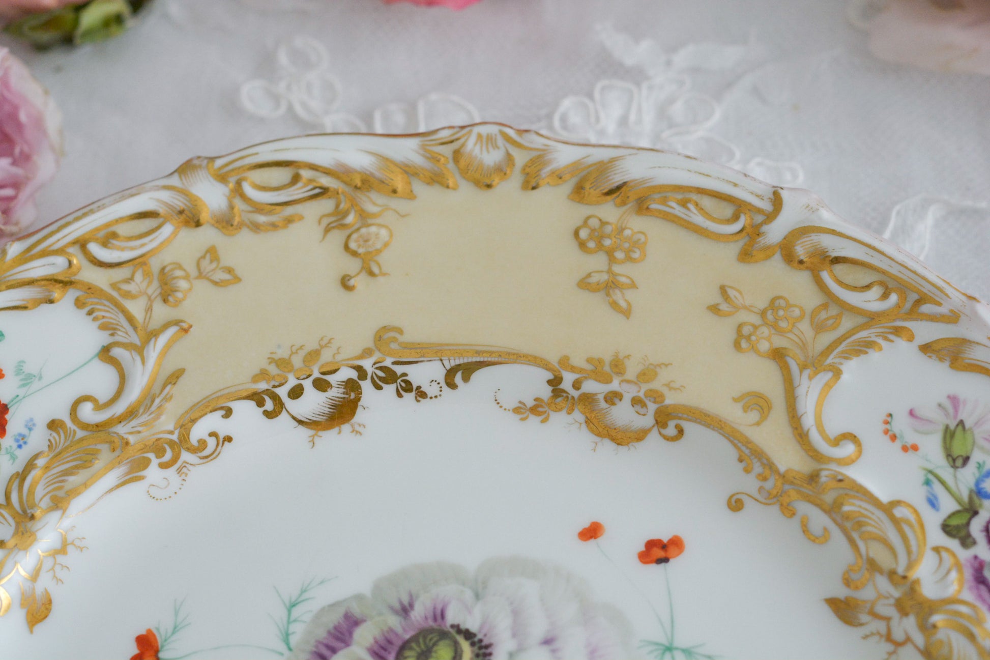 1830年代ごろに作られたキャビネットプレート。中央には大きなアネモネがハンドペイントで写実的に描かれています。装飾もロココリバイバルスタイルの豪華な模様が描かれていて、とても華やかなお品です。キャビネットプレートとして飾っていただいても、サービングプレートやランチョンプレートとしてお使いいただいても素敵だと思います。