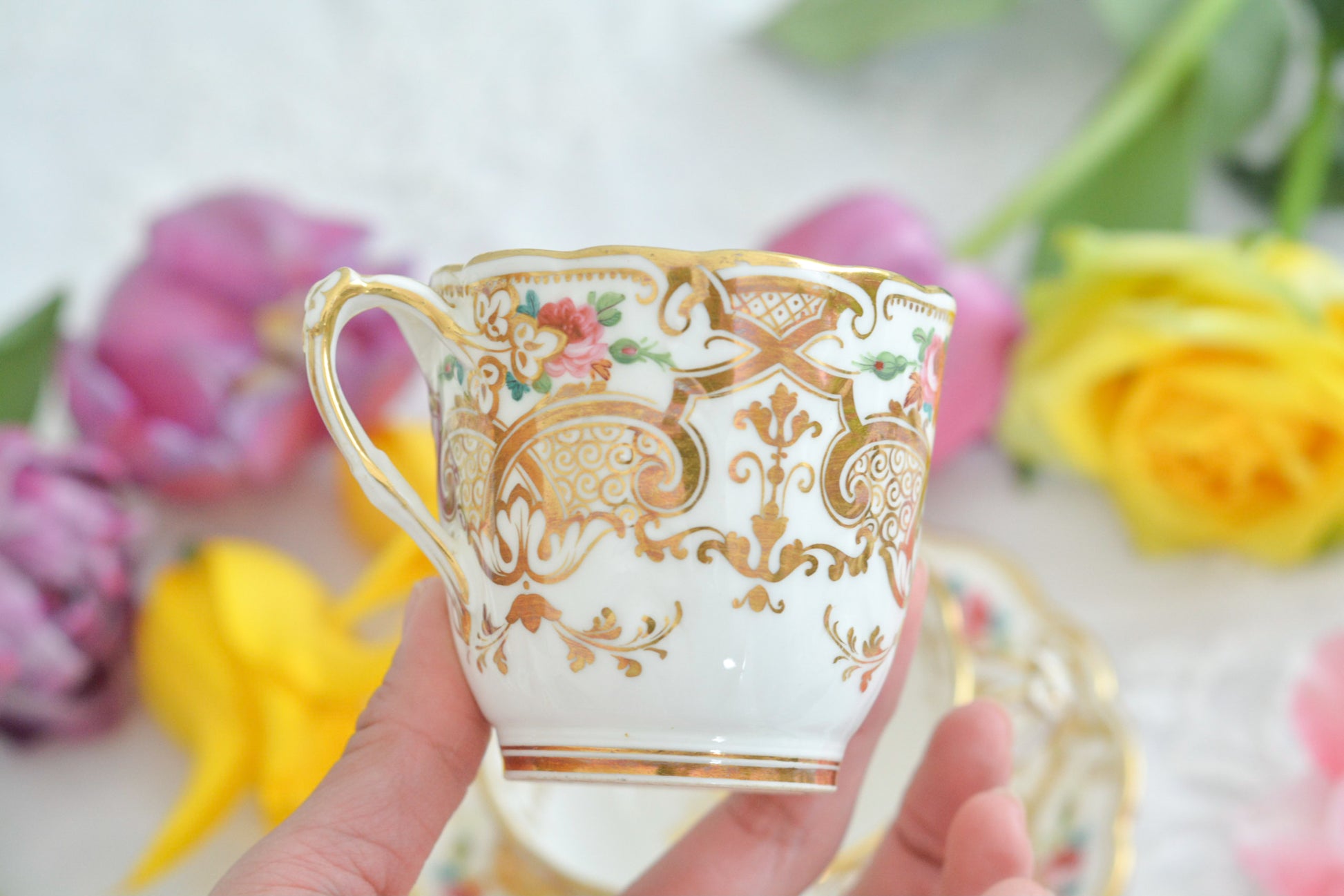 リッジウェイのフォリエージシェイプ(Foliage Shape)のトゥルートリオ。ハンドル部分には葉っぱの模様がついていてとても可愛らしいシェイプです。フォリエージシェイプもさまざまな絵柄やカラーがあります。こちらもリッジウェイらしい、力強く、豪華な作品で、とても存在感があります。トゥルートリオは、ティーカップ、コーヒーカップ、ソーサーのセットでヴィクトリア時代の初期頃まではトリオといえばこちらが主流でした。今ではとても貴重になっています。紅茶もコーヒーも楽しめるのがいいですね。