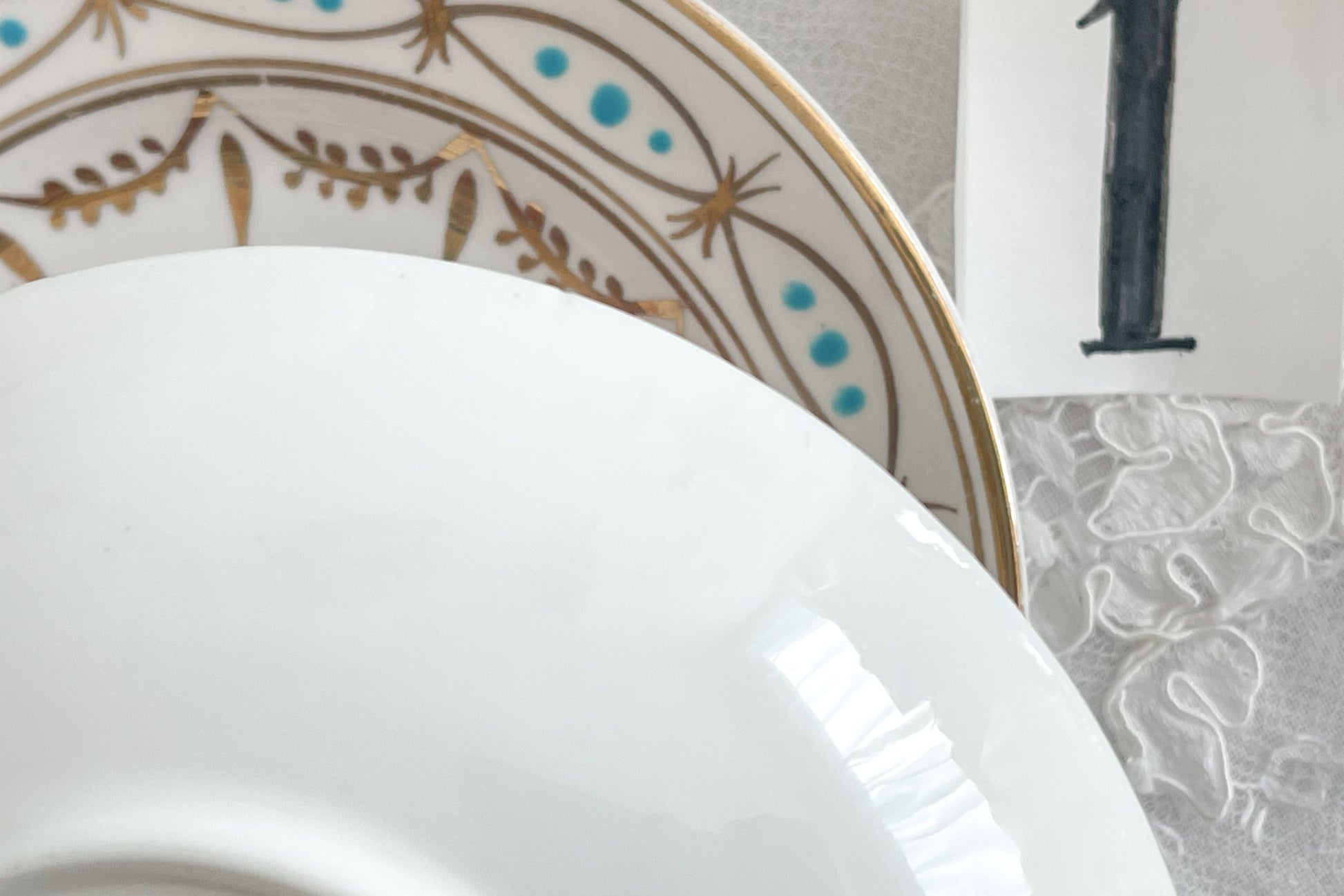 ハンドペイントで描かれた曲線美。アールヌーボースタイルのティートリオです。金彩にターコイズブルーのドットのコントラストが素敵なお品。カップは紅茶にもコーヒーにもお使いいただきやすいデザインです。