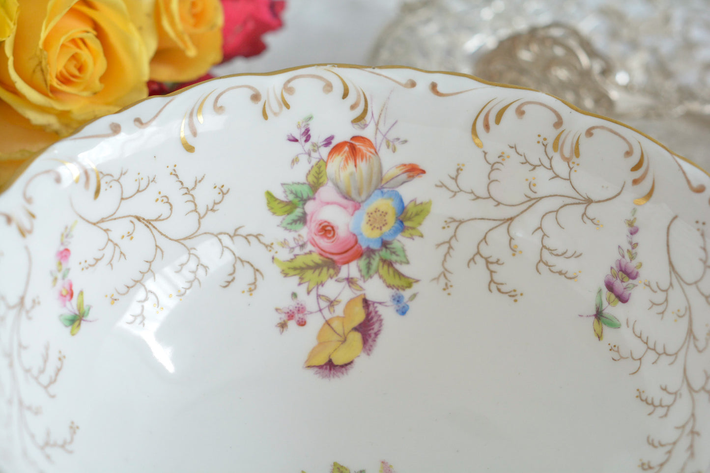 コールポートの花々と宿木?の描かれたプレートです。私は宿木シリーズと呼んでおります。ハンドペイントで生き生きと描かれたお花と、繊細で丁寧に描かれた金彩の宿木がコールポートらしく上品です。華やかでクリスマスにもぴったりな雰囲気ですね。スロップボウルは、元々はティータイムの際に湯こぼしの器として使われてきました。サラダなどを盛り付けても素敵です。