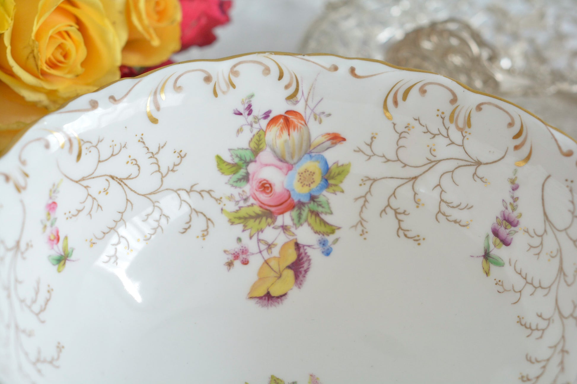 コールポートの花々と宿木?の描かれたプレートです。私は宿木シリーズと呼んでおります。ハンドペイントで生き生きと描かれたお花と、繊細で丁寧に描かれた金彩の宿木がコールポートらしく上品です。華やかでクリスマスにもぴったりな雰囲気ですね。スロップボウルは、元々はティータイムの際に湯こぼしの器として使われてきました。サラダなどを盛り付けても素敵です。