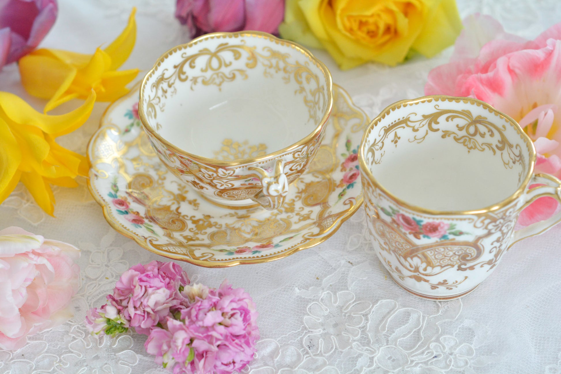 リッジウェイのフォリエージシェイプ(Foliage Shape)のトゥルートリオ。ハンドル部分には葉っぱの模様がついていてとても可愛らしいシェイプです。フォリエージシェイプもさまざまな絵柄やカラーがあります。こちらもリッジウェイらしい、力強く、豪華な作品で、とても存在感があります。トゥルートリオは、ティーカップ、コーヒーカップ、ソーサーのセットでヴィクトリア時代の初期頃まではトリオといえばこちらが主流でした。今ではとても貴重になっています。紅茶もコーヒーも楽しめるのがいいですね。