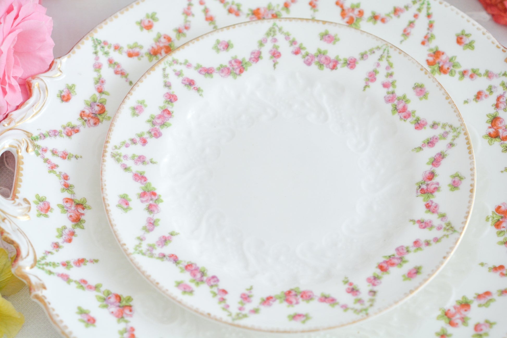 バラのガーランド模様が可愛らしい、ジョージ・ジョーンズ・クレッセントのセットです。カップ&ソーサー、サイドプレート、B&Bプレートのとても便利なセットです。クレッセントらしい可憐で上品な雰囲気がティータイムを盛り上げます。素磁の模様もとっても可愛らしいですよ。