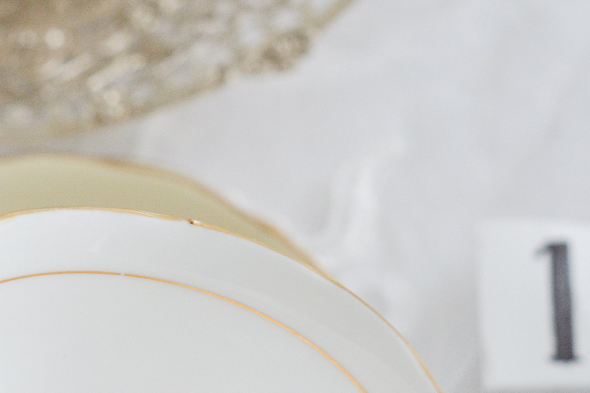 コルクラフ(Colclough)の可愛らしいティートリオ。コルクラフは1890年にハーバード・ジョセフ・コルクラフ氏が創業したメーカで、1940年代頃まで続いていました。コルクラフの中でもこのリボンの絵柄は人気で入手困難なお品です。クリーム色にブルーリボンと小さなバラの模様がとっても可愛らしいデザインです。パステルカラーがイースターや春のティータイムにもぴったりですね!