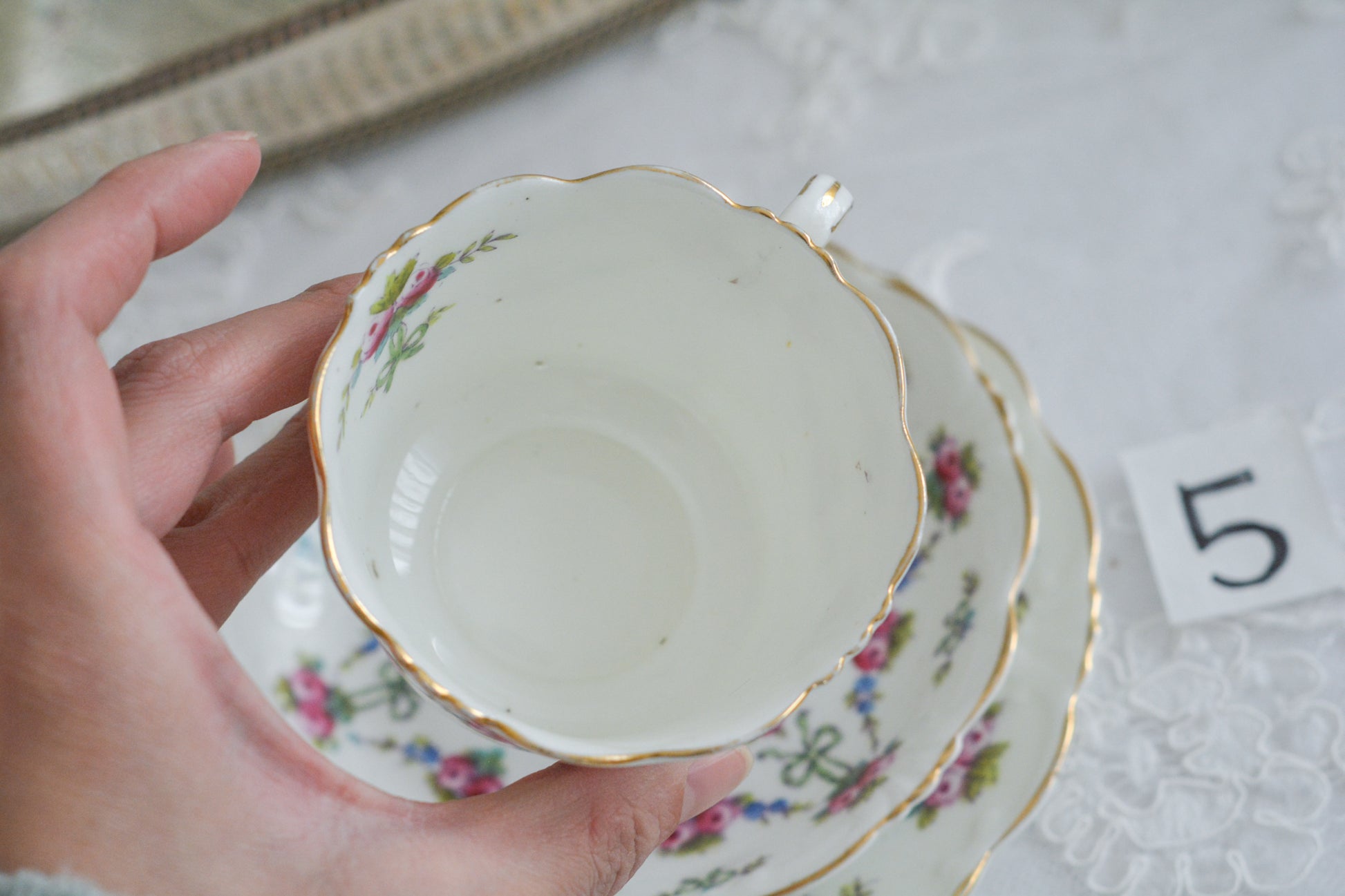 コリンウッドのリボンにバラのガーランドがとっても可愛らしいティートリオ、ミルクジャグ、スロップボウル、デザートプレートがやってきました!ハンドペイントで色つけされたバラやリボンを眺めているだけで気持ちが上向きになる可愛らしさです。ぜひ春のティータイムに。プルダウンから、単品ご選択頂けます