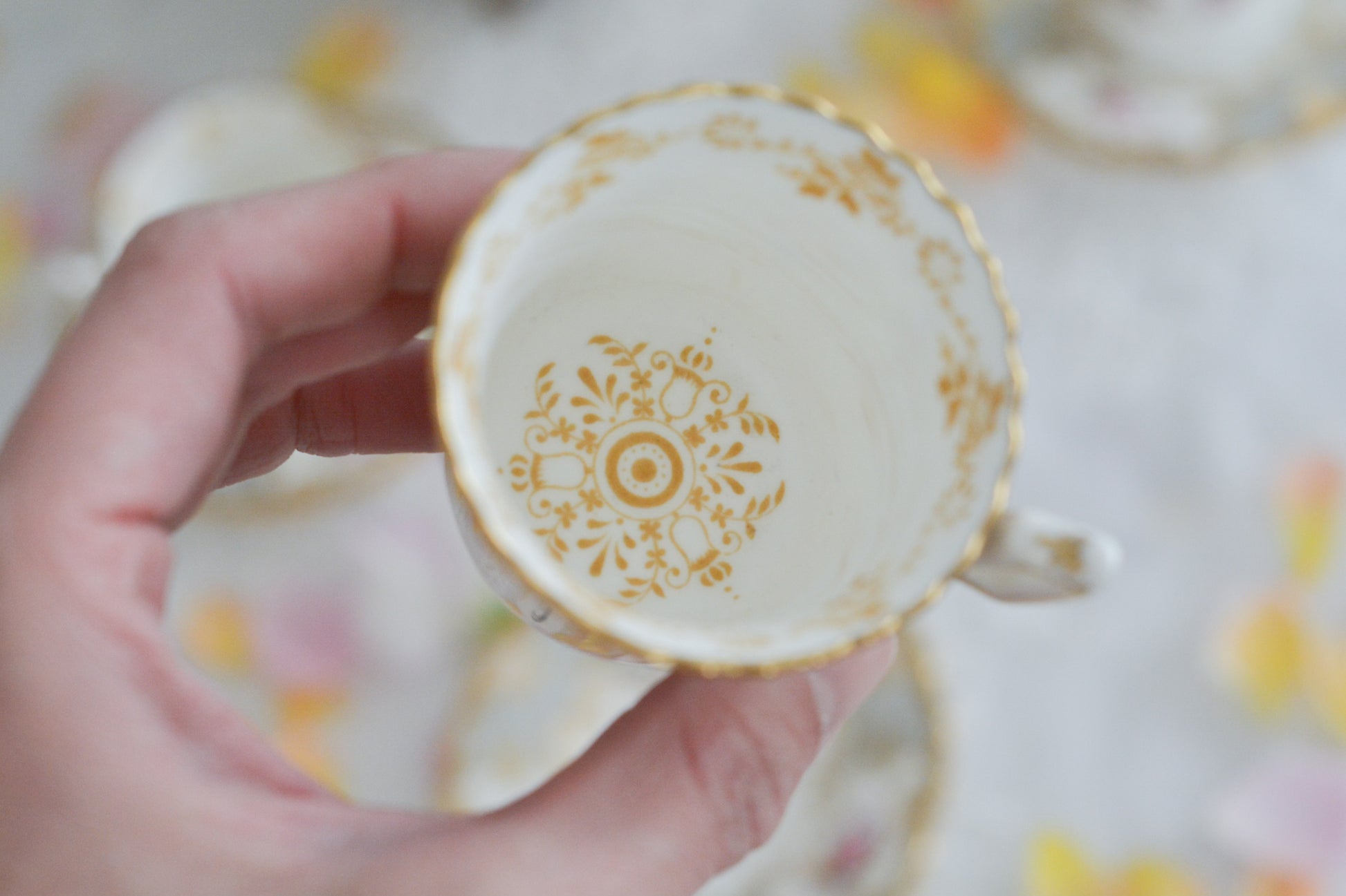 コールポートの人気シリーズ「バットウィング」。バットウィングは、たくさんのカラーバリエーションがあります。グレーカラーはレアカラーで、優しく明るい雰囲気。金彩もとても豪華でテーブルにあるだけでキラキラと輝いて見えます。デミタスカップの小さな世界に豪華で美しい模様がぎゅっと詰まった大変素晴らしいお品です。バットウィングシリーズも状態の良いお品は入手困難になってきました。貴重なグレーのバットウィングの輝きをどうぞお楽しみください。