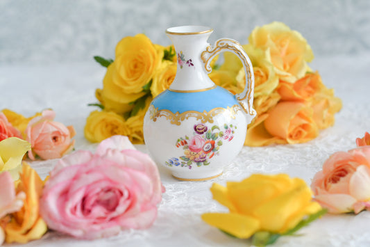 英国アンティーク、コールポートの小さな花瓶。小さくてもさすがアンティーク、細部まで凝った作りです。とてもエレガントなデザインでちょっとしたスペースを華やかに彩ります。