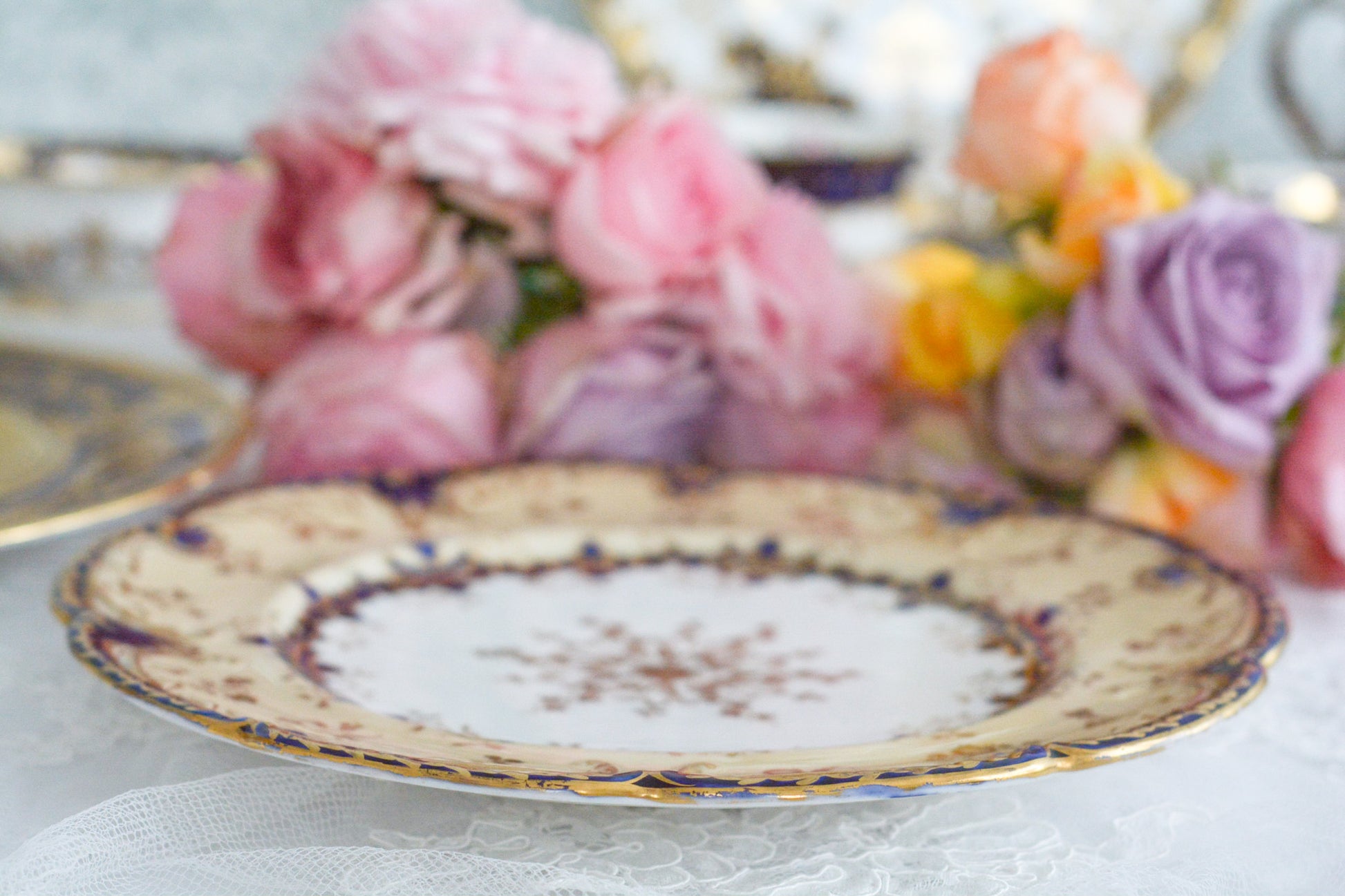 コバルトブルーに金彩の縁どりに豪華な模様。ロココリバイバルの優美なプレートです。バックスタンプには小売店のスタンプのみですが、以前ご紹介したアデレードシェイプにデザインがよく似ております、その為、コールポートの作品かなと推察しております。スイーツやフルートのせて当時ような華やかなティータイムをお楽しみください。