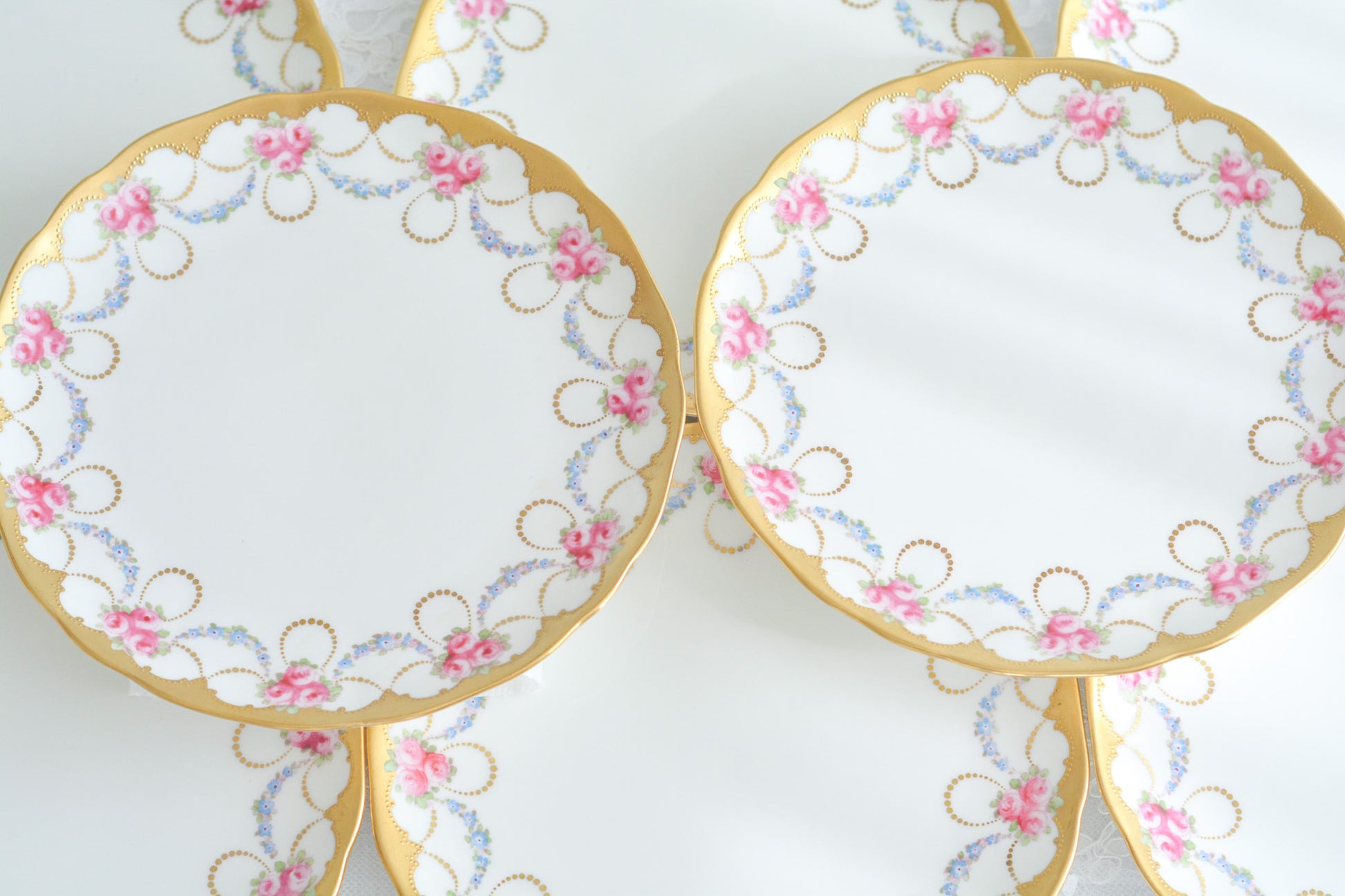 コウルドンのバラに忘れな草のガーランドが大変美しいデザートプレートです。縁の金彩は金盛りの模様が描かれてとても凝ったデザインとなっています。デザートタイムが一気に華やかになりますね。クリスマスのテーブルコーディネートにもぜひ。