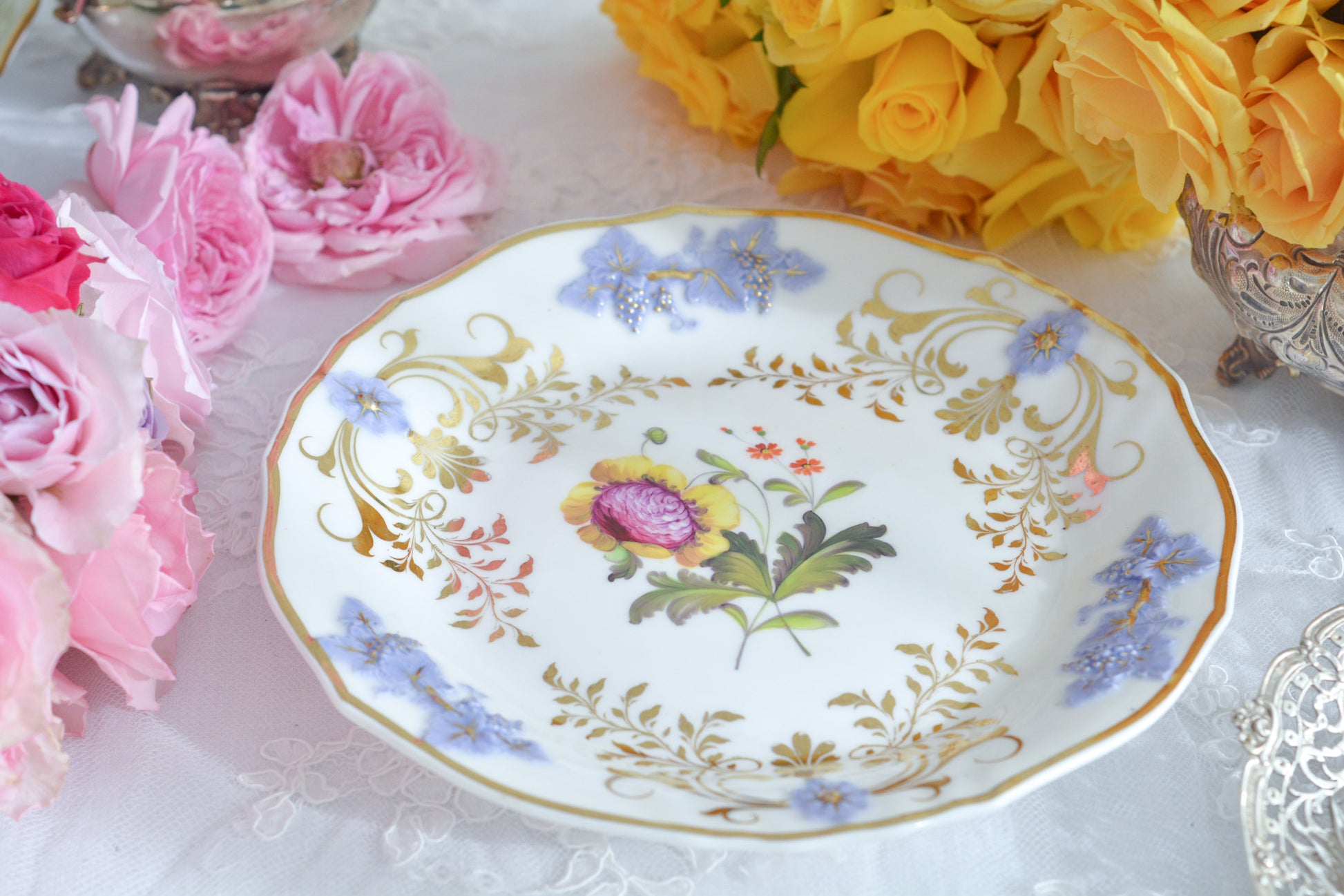 H&Rダニエルは1822年から1846年までという短い期間しか製造していないのですが、とても素晴らしい磁器を作っていたメーカです。 数がとても少なく、なかなか見つけることが難しいのですが「出会えたらいいな」と日々探していてこのプレートに巡り会えました!中央に描かれたお花は繊細なタッチで描かれています。縁の立体的な葡萄とお花の装飾はパープルブルーと金彩で彩られています。 この美しいプレートでティータイムをお楽しみいただけたら嬉しいです。