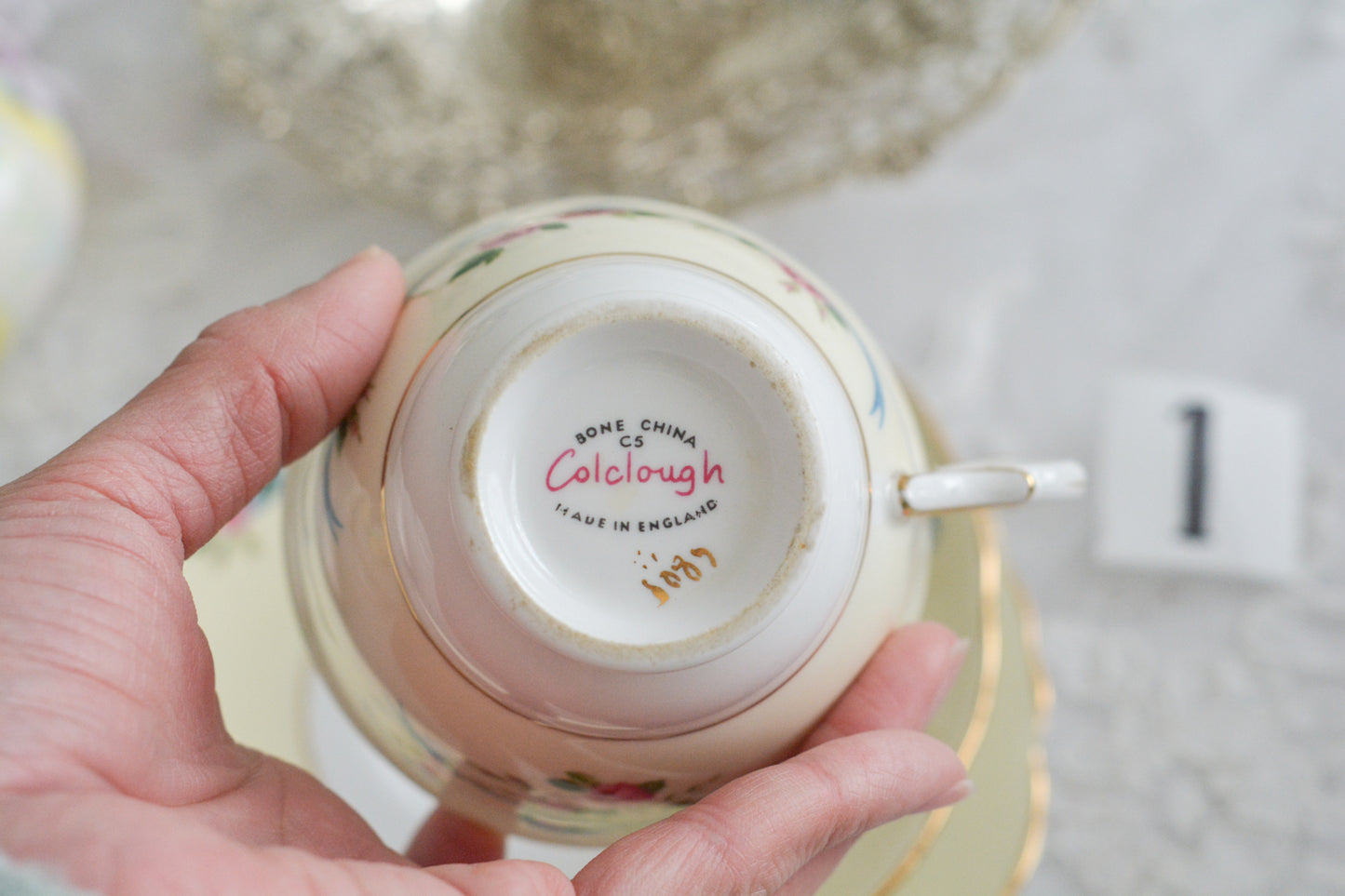 コルクラフ(Colclough)の可愛らしいティートリオ。コルクラフは1890年にハーバード・ジョセフ・コルクラフ氏が創業したメーカで、1940年代頃まで続いていました。コルクラフの中でもこのリボンの絵柄は人気で入手困難なお品です。クリーム色にブルーリボンと小さなバラの模様がとっても可愛らしいデザインです。パステルカラーがイースターや春のティータイムにもぴったりですね!