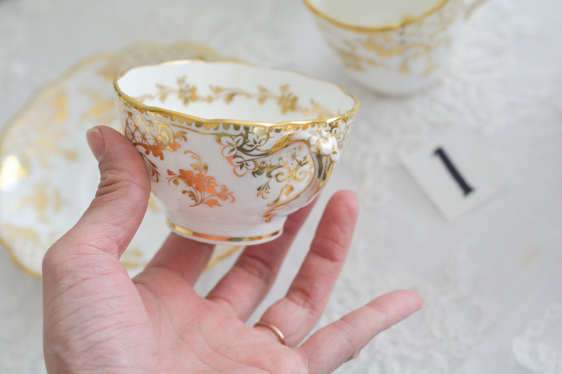 リッジウェイのFoliage Shapeのトゥルートリオ。ハンドル部分には葉っぱの模様がついていてとても可愛らしいシェイプです。白磁に金彩の模様がとても豪華でリッジウェイらしい作品です。トゥルートリオは、ティーカップ、コーヒーカップ、ソーサーのセットでヴィクトリア時代の初期頃まではトリオといえばこちらが主流でした。今ではとても貴重になっています。紅茶もコーヒーも楽しめるのがいいですね。