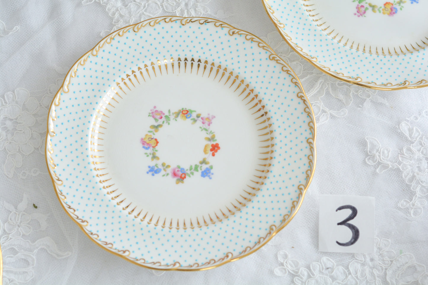 ティファニー特注の洗練された美しさとエナメルジュールの高度な技法で描かれた立体的なドット模様が素晴らしい、ミントンのデザートプレートです。ティファーニーらしい上品なプレートですね。ミントンブルーのプレートでデザートタイムをお楽しみください。こちらはどのプレートにも貫入が見られます。そのためお買い得価格になっています。