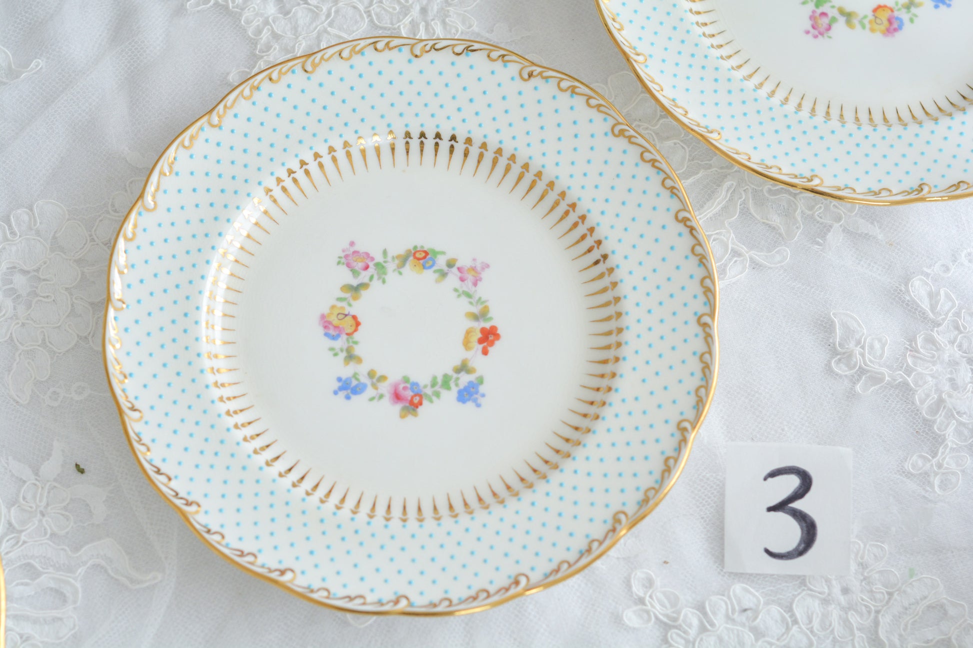 ティファニー特注の洗練された美しさとエナメルジュールの高度な技法で描かれた立体的なドット模様が素晴らしい、ミントンのデザートプレートです。ティファーニーらしい上品なプレートですね。ミントンブルーのプレートでデザートタイムをお楽しみください。こちらはどのプレートにも貫入が見られます。そのためお買い得価格になっています。