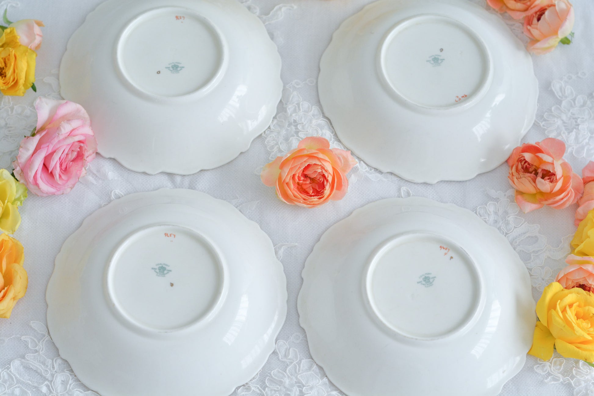 コールポートのリボンと薔薇の模様が可愛らしいボウルの4点セット。ハンドペイントで色つけされ、可愛らしく使いやすいボウルです。