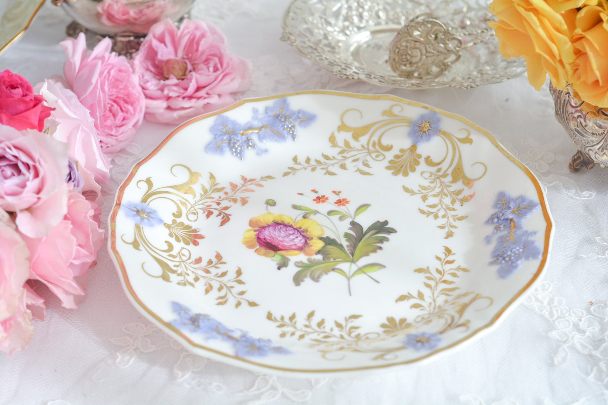 H&Rダニエルは1822年から1846年までという短い期間しか製造していないのですが、とても素晴らしい磁器を作っていたメーカです。 数がとても少なく、なかなか見つけることが難しいのですが「出会えたらいいな」と日々探していてこのプレートに巡り会えました!中央に描かれたお花は繊細なタッチで描かれています。縁の立体的な葡萄とお花の装飾はパープルブルーと金彩で彩られています。 この美しいプレートでティータイムをお楽しみいただけたら嬉しいです。