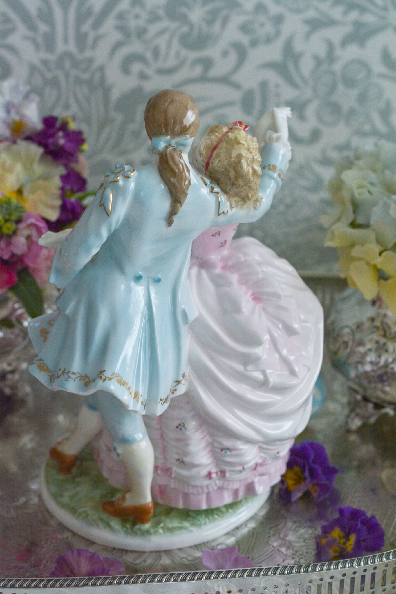 ロイヤルウースターの「AGE  OF CORTSHIP」シリーズの「The Flirtation」というフィギュリンです。「The Flirtation」「The Tryst」「The Betrothal」「The Proposal」があり、シリーズ名の通り、男女ペアのフィギュリンで構成されています。 寄り添ってダンスしているようにも見えます。 そしてパステルカラーの衣装の雰囲気やお顔の表情も柔らかく、初々しい様子も伝わってきます。2500体しか製造されていない大変貴重なフィギュリンです。