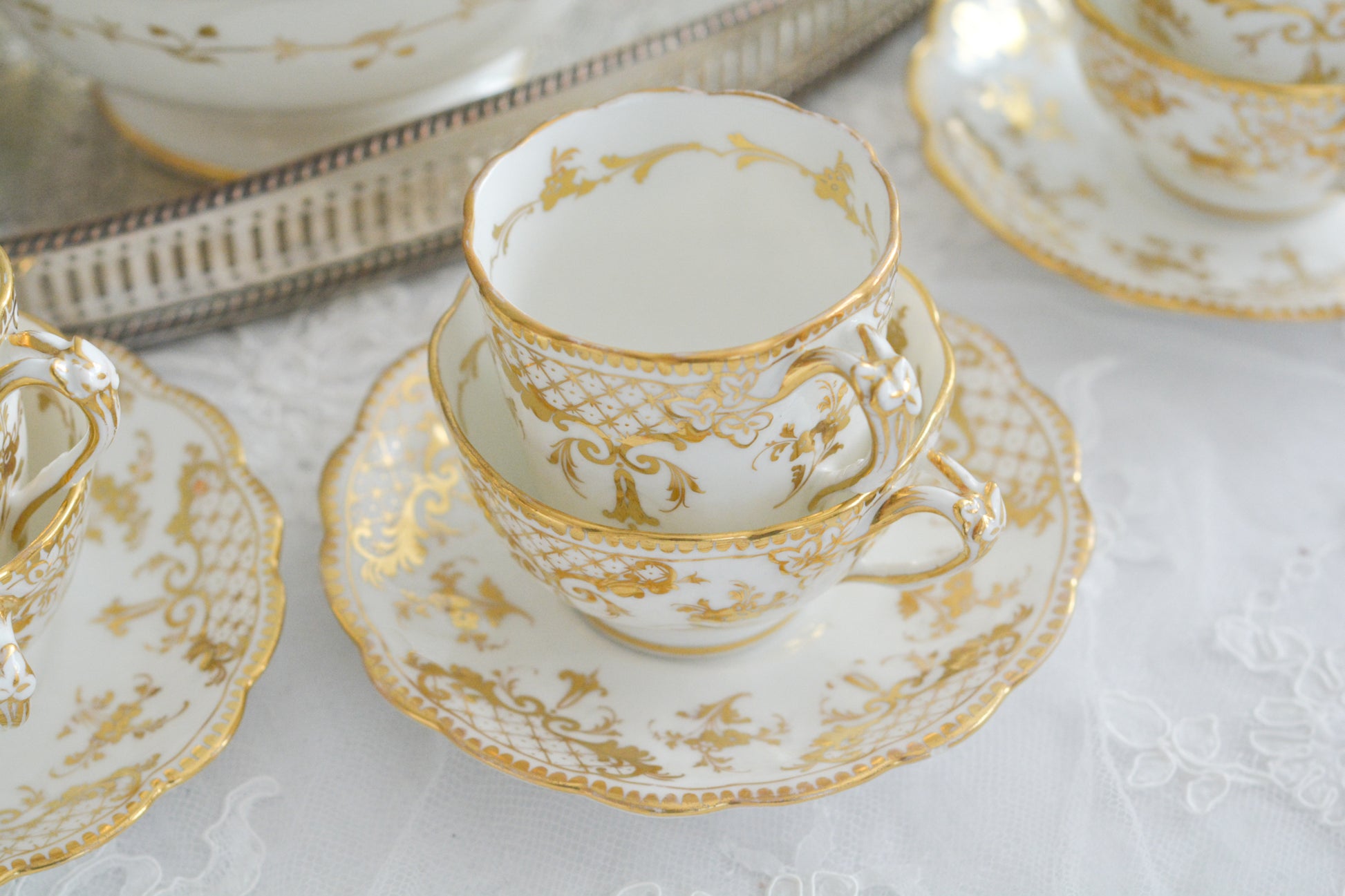 リッジウェイのFoliage Shapeのトゥルートリオ。ハンドル部分には葉っぱの模様がついていてとても可愛らしいシェイプです。白磁に金彩の模様がとても豪華でリッジウェイらしい作品です。トゥルートリオは、ティーカップ、コーヒーカップ、ソーサーのセットでヴィクトリア時代の初期頃まではトリオといえばこちらが主流でした。今ではとても貴重になっています。紅茶もコーヒーも楽しめるのがいいですね。