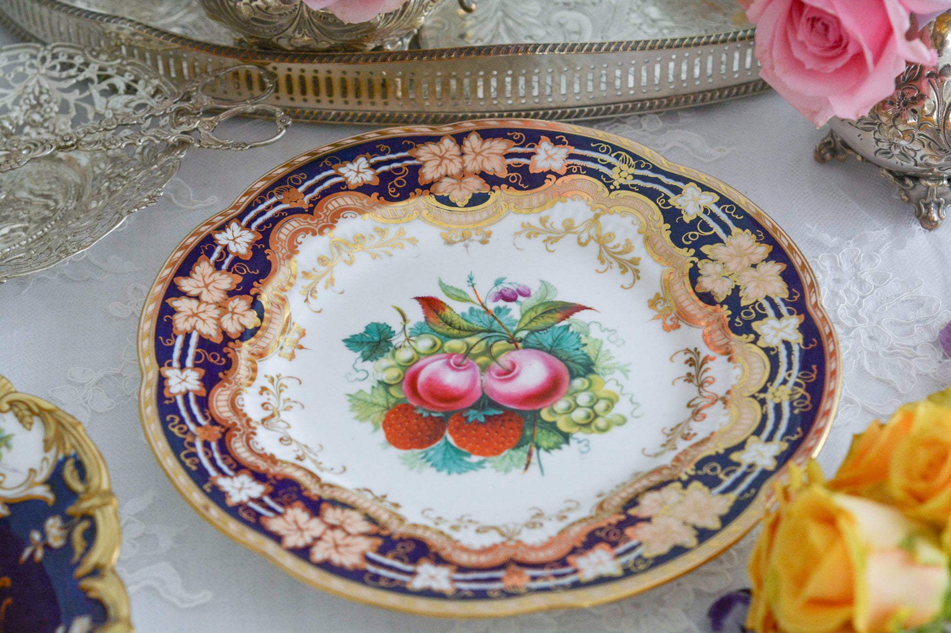 リッジウェイの素晴らしさを体感いただけるプレート。豪華絢爛という言葉がぴったりです。コバルトブルーに、金彩。エナメル画のイチゴやさくらんぼは瑞々しく描かれています。息を呑む美しさとでも言いましょうか。19世紀の素晴らしいプレートで、お茶の時間をお楽しみください。キャビネットプレートとしてお部屋に飾っていただいても素敵です。