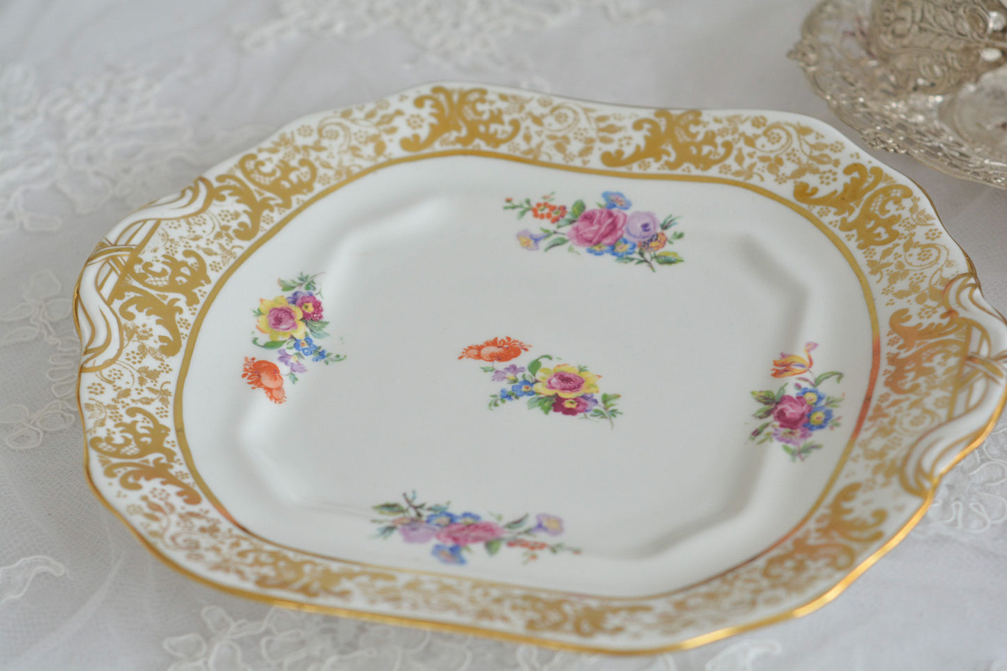 ハマースレイの豪華なティートリオとB&Bプレート。金彩の華やかな模様にブーケ柄のプリントが映えます。ハマースレイらしい優美なシェイプで、ティータイムに花を添えてくれるデザインです。それぞれ状態が異なりますので、プルダウンよりお選びください。ティートリオの④〜⑥はカップにヒビがあり、水漏れするため観賞用としてお勧めします。プレートはそれぞれお使いいただけます。