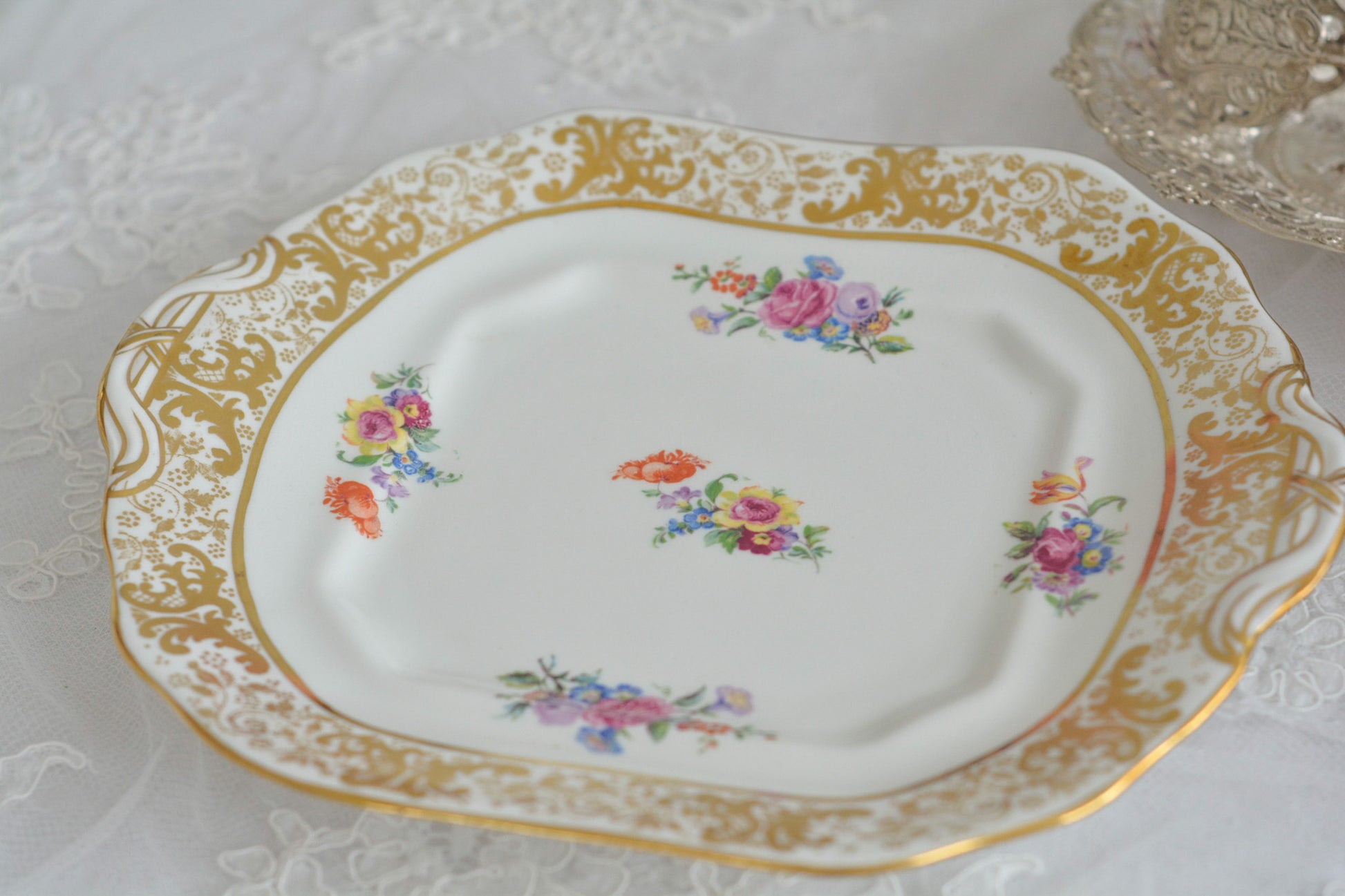 ハマースレイの豪華なティートリオとB&Bプレート。金彩の華やかな模様にブーケ柄のプリントが映えます。ハマースレイらしい優美なシェイプで、ティータイムに花を添えてくれるデザインです。それぞれ状態が異なりますので、プルダウンよりお選びください。ティートリオの④〜⑥はカップにヒビがあり、水漏れするため観賞用としてお勧めします。プレートはそれぞれお使いいただけます。