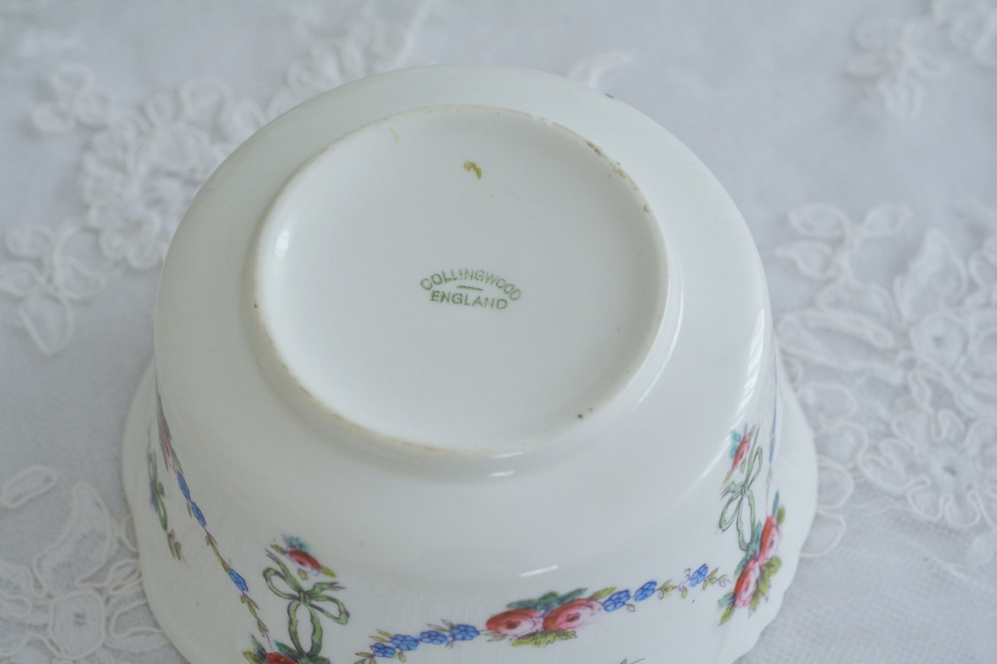 コリンウッドのリボンにバラのガーランドがとっても可愛らしいティートリオ、ミルクジャグ、スロップボウル、デザートプレートがやってきました!ハンドペイントで色つけされたバラやリボンを眺めているだけで気持ちが上向きになる可愛らしさです。ぜひ春のティータイムに。プルダウンから、単品ご選択頂けます