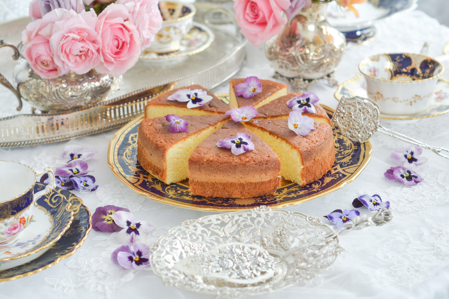 美しいコバルトブルーのお色に、豪華な金彩の模様。ロイヤルドルトンのとっても豪華なディナープレートです。大きいサイズなので、サービングプレートにもお使いいただけます。どんなお菓子やお料理も華やかに演出してくれそう。状態も大変よく、活躍してくれること間違いなしです!