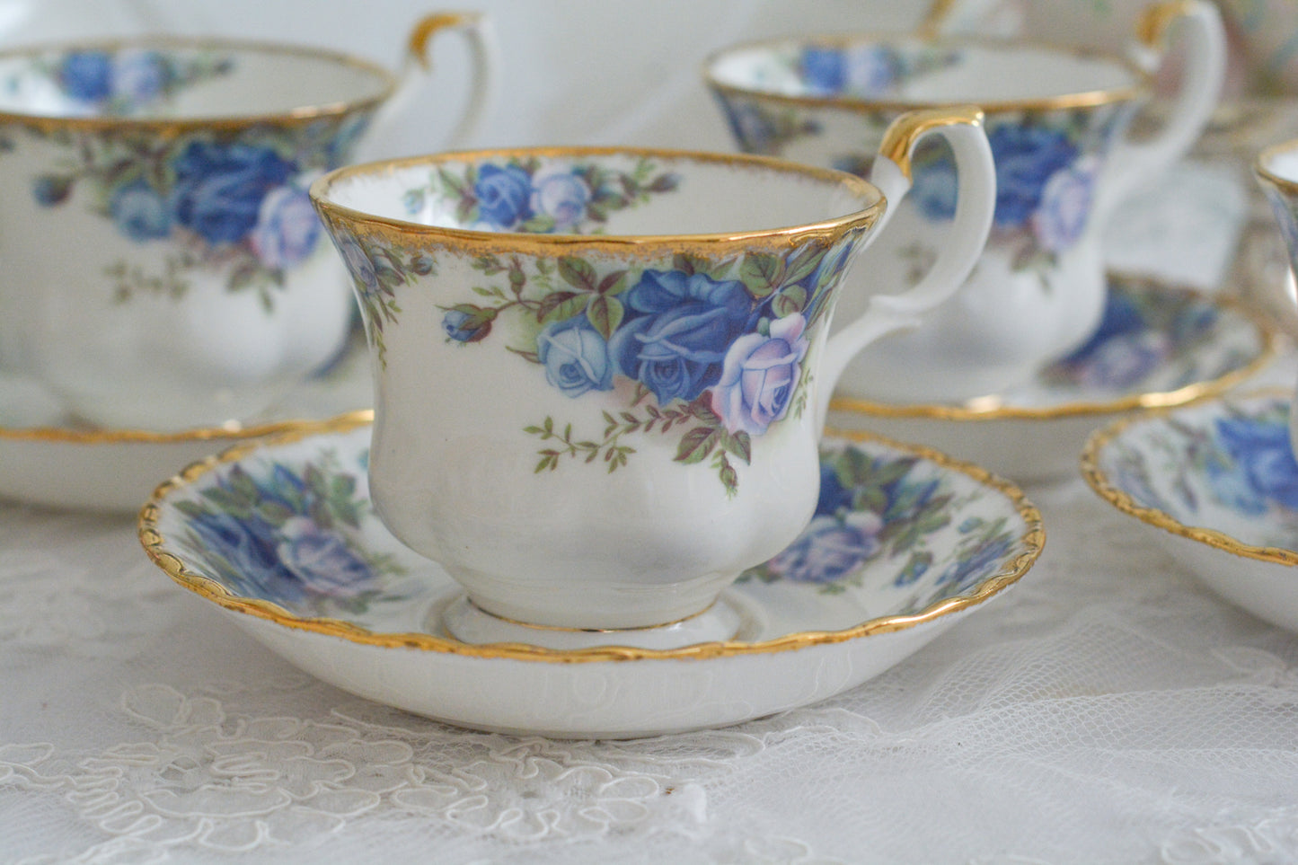 ブルーのバラが美しい、ロイヤルアルバートのムーンライトシリーズのデュオです。オールドカントリーローズのブルーバージョンで製造数が少なく、世界的に人気のあるシリーズです。爽やかな色合いがとても美しくティータイムを彩ります。