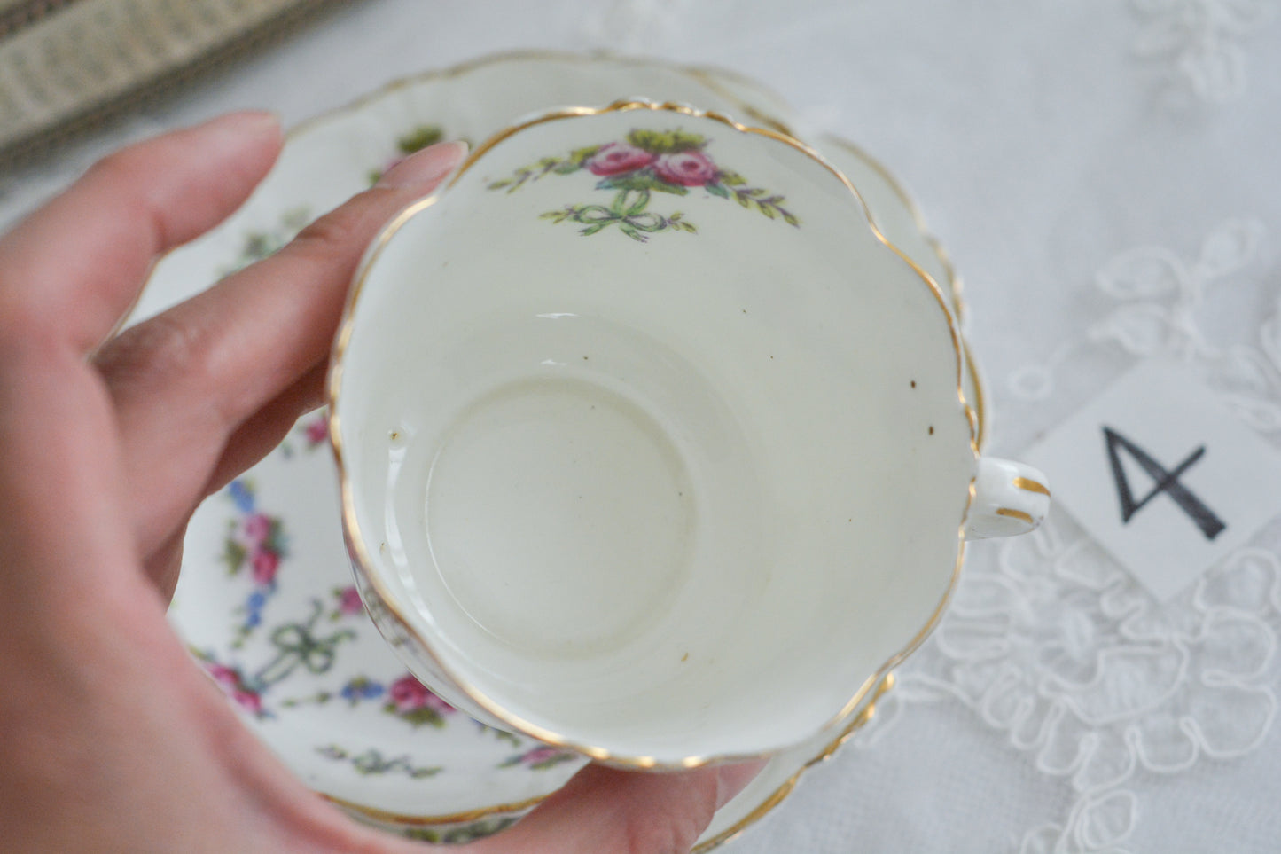 コリンウッドのリボンにバラのガーランドがとっても可愛らしいティートリオ、ミルクジャグ、スロップボウル、デザートプレートがやってきました!ハンドペイントで色つけされたバラやリボンを眺めているだけで気持ちが上向きになる可愛らしさです。ぜひ春のティータイムに。プルダウンから、単品ご選択頂けます