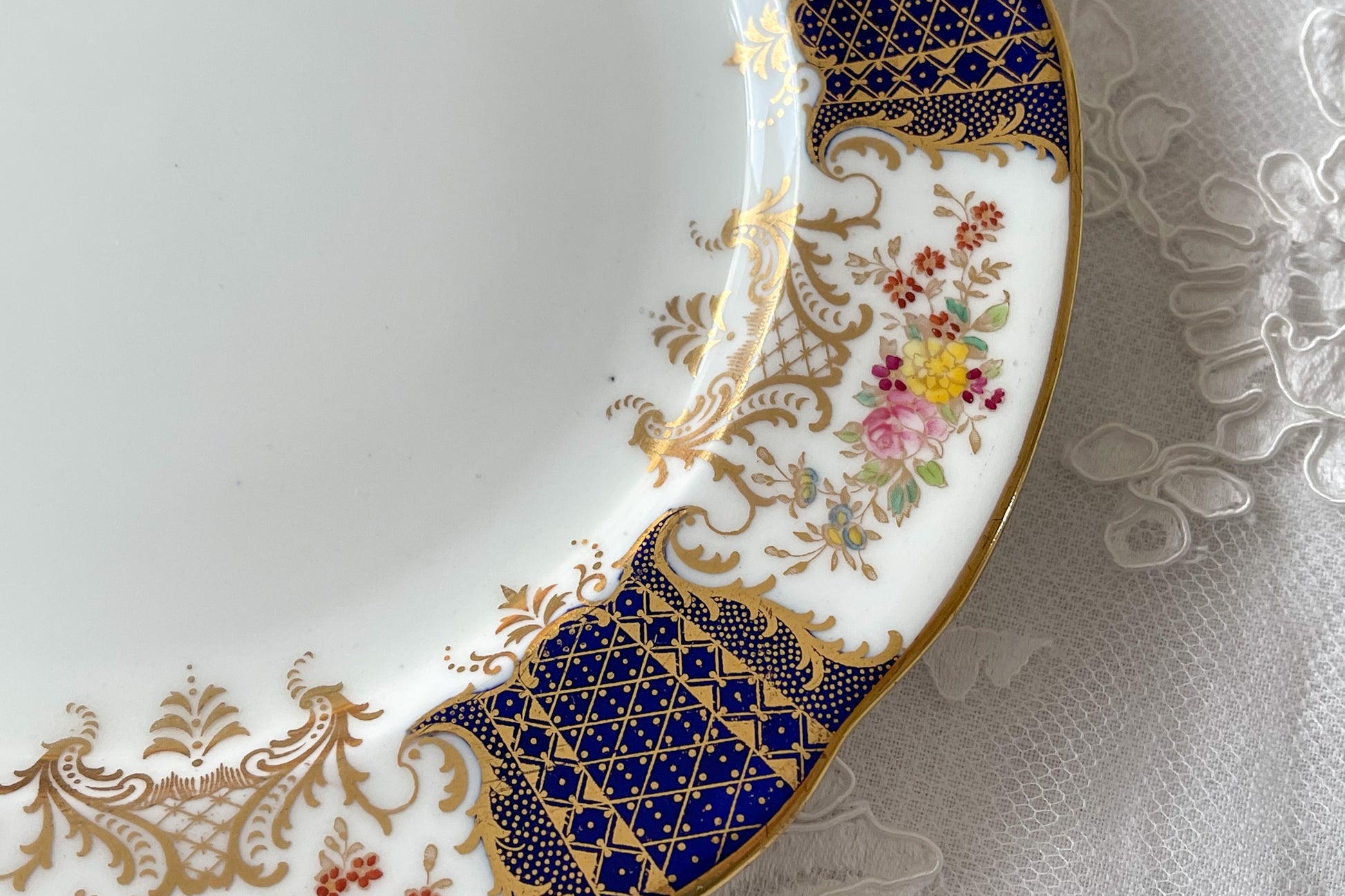 ウェッジウッドの華やかなアンティークプレート。Rose Antiquesはコールポートをはじめ英国のアンティーク食器をご紹介しています。