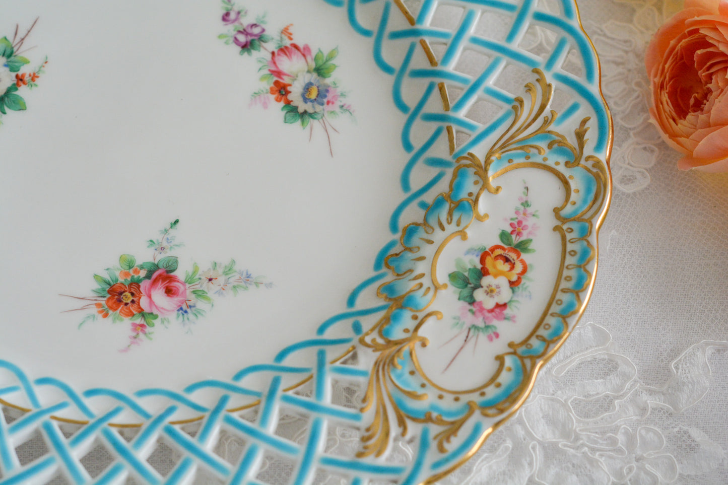 英国アンティークの中でも特に貴重なミントン8800番プレート。ミントンブルーの格子模様に、ハンドペイントの花々が大変美しいミントンの至宝のプレートです。
