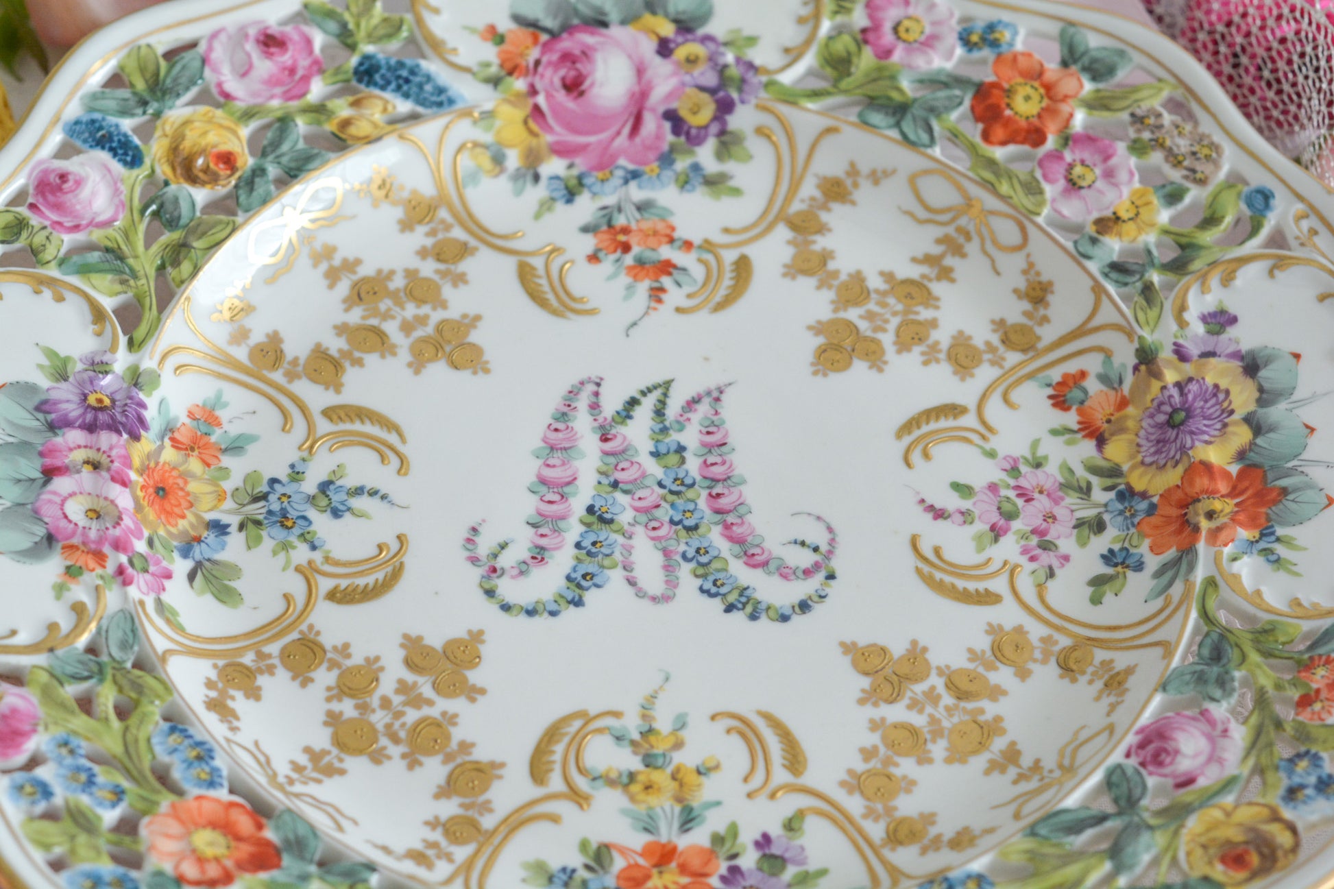 花文字でマリーアントワネットのMとAが描かれた、カール・ティーメ工房の美しいプレートです。全てハンドペイントで絵付けされていて、見れば見るほど引き込まれるお品で、テーブルコーディネートの主役になるプレートです。金彩部分も本当に美しく、リボンもとても可愛らしいですね。