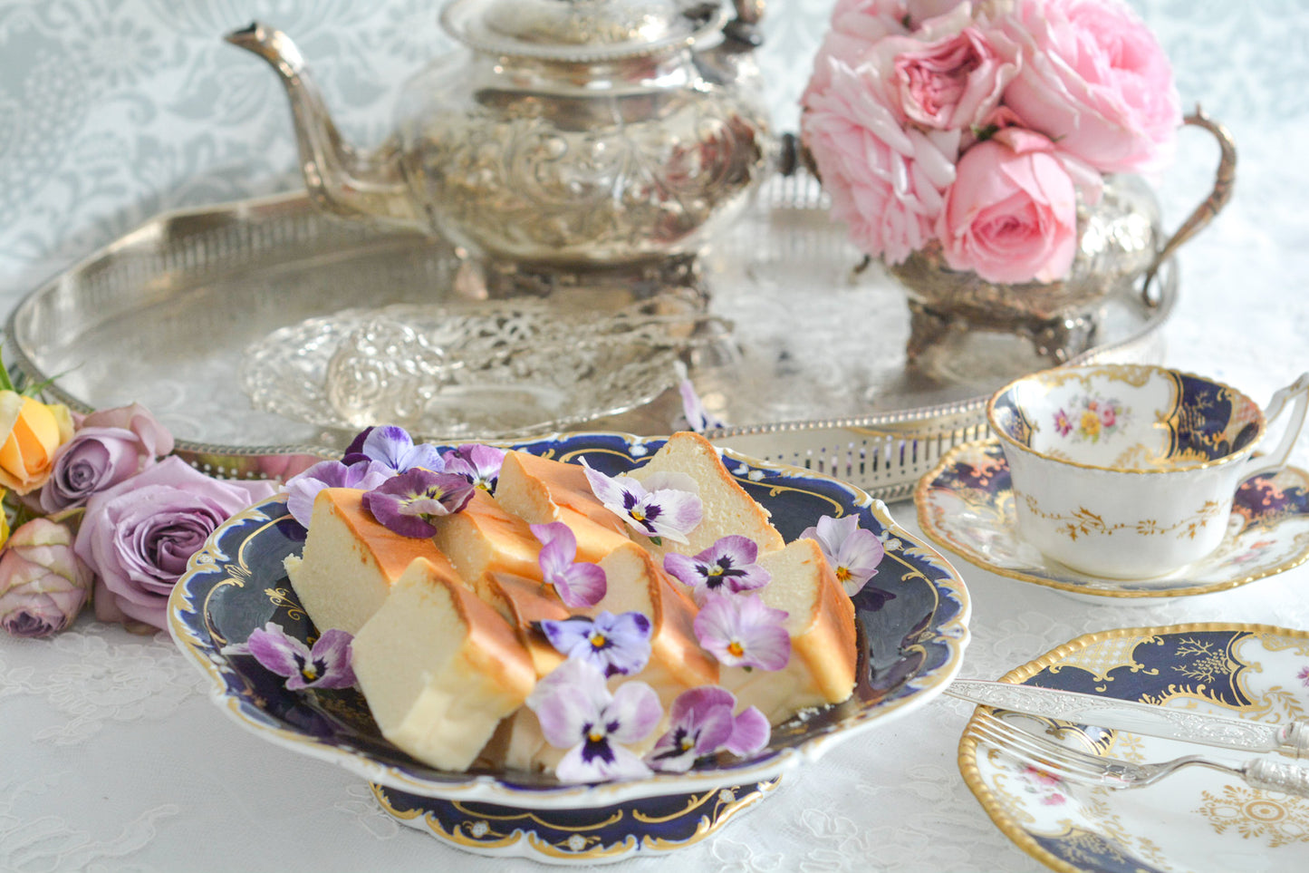 コバルトブルーカラーの美しいミントンのタッツァです。タッツァとはコンポートのような脚付きのプレートです。フルーツやお菓子を盛り付けるのにとても重宝するお品。美しいコバルトブルーカラーにハンドペイントのブーケがとても美しいです。あなたの大切なティータイムに是非お使いください