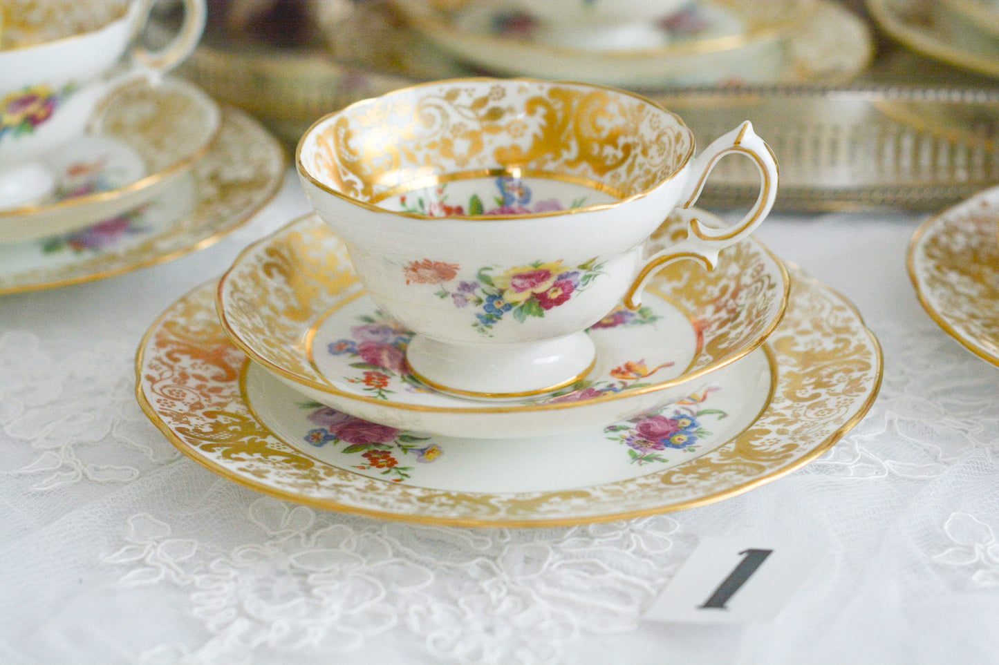 ハマースレイの豪華なティートリオとB&Bプレート。金彩の華やかな模様にブーケ柄のプリントが映えます。ハマースレイらしい優美なシェイプで、ティータイムに花を添えてくれるデザインです。それぞれ状態が異なりますので、プルダウンよりお選びください。ティートリオの④〜⑥はカップにヒビがあり、水漏れするため観賞用としてお勧めします。プレートはそれぞれお使いいただけます。