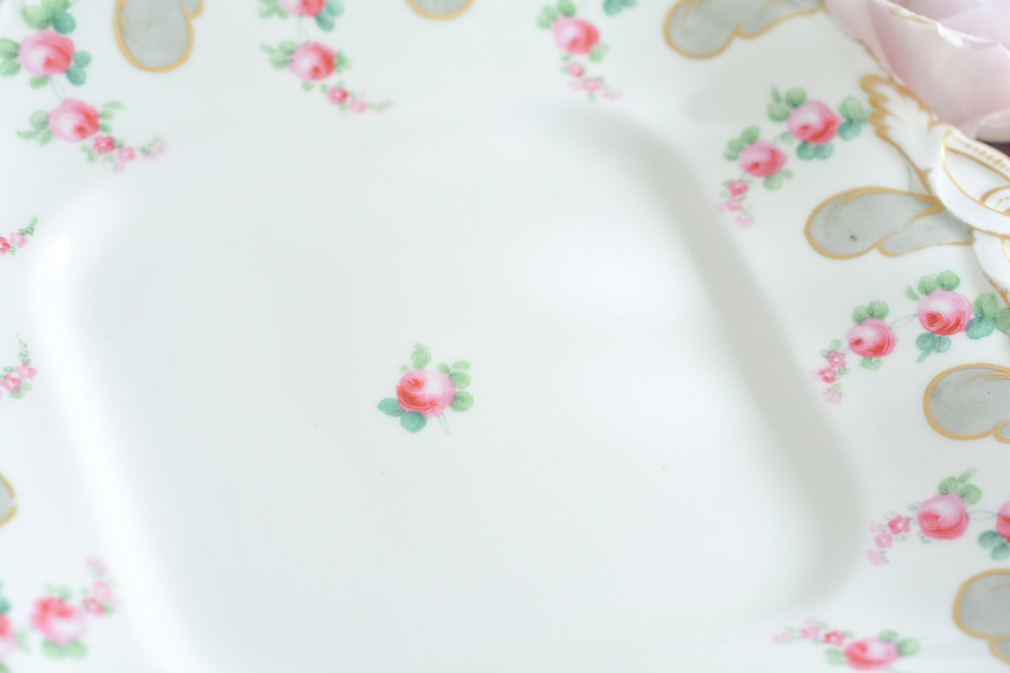 ミントンの とても可愛らしいB&Bプレートです。ハンドペイントで描かれたバラのお花がとても繊細なタッチでミントンらしい優しさがあります。B&Bプレートはブレッド&バタープレートのことで、パンやスコーン、サンドイッチはもちろん、お菓子を盛り付けても素敵です。