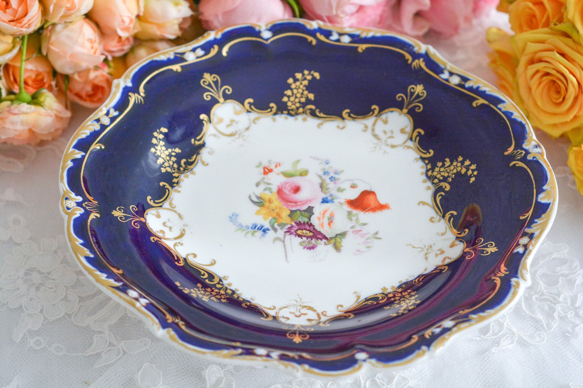 コバルトブルーカラーの美しいミントンのタッツァです。タッツァとはコンポートのような脚付きのプレートです。フルーツやお菓子を盛り付けるのにとても重宝するお品。美しいコバルトブルーカラーにハンドペイントのブーケがとても美しいです。あなたの大切なティータイムに是非お使いください