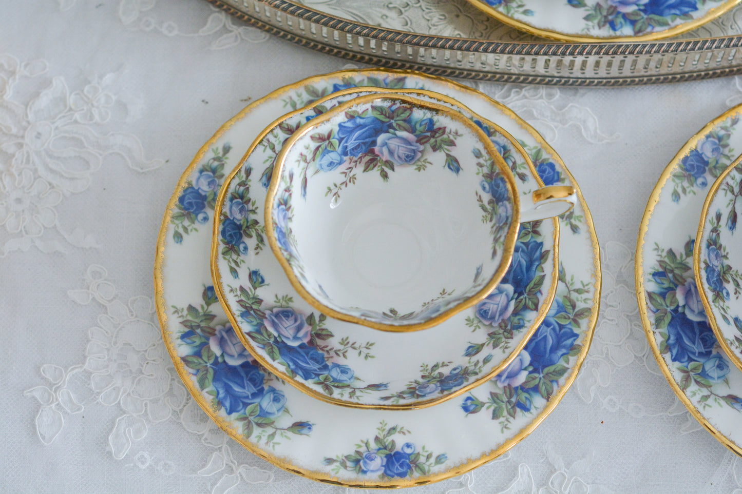 ブルーのバラが美しい、ロイヤルアルバートのムーンライトシリーズのティートリオです。オールドカントリーローズのブルーバージョンで、世界的に人気のあるシリーズです。英国湖水地方の庭園をイメージしたと言われる、美しい色合いがとても美しくティータイムを彩ります。こちらは全部で3点ございます。