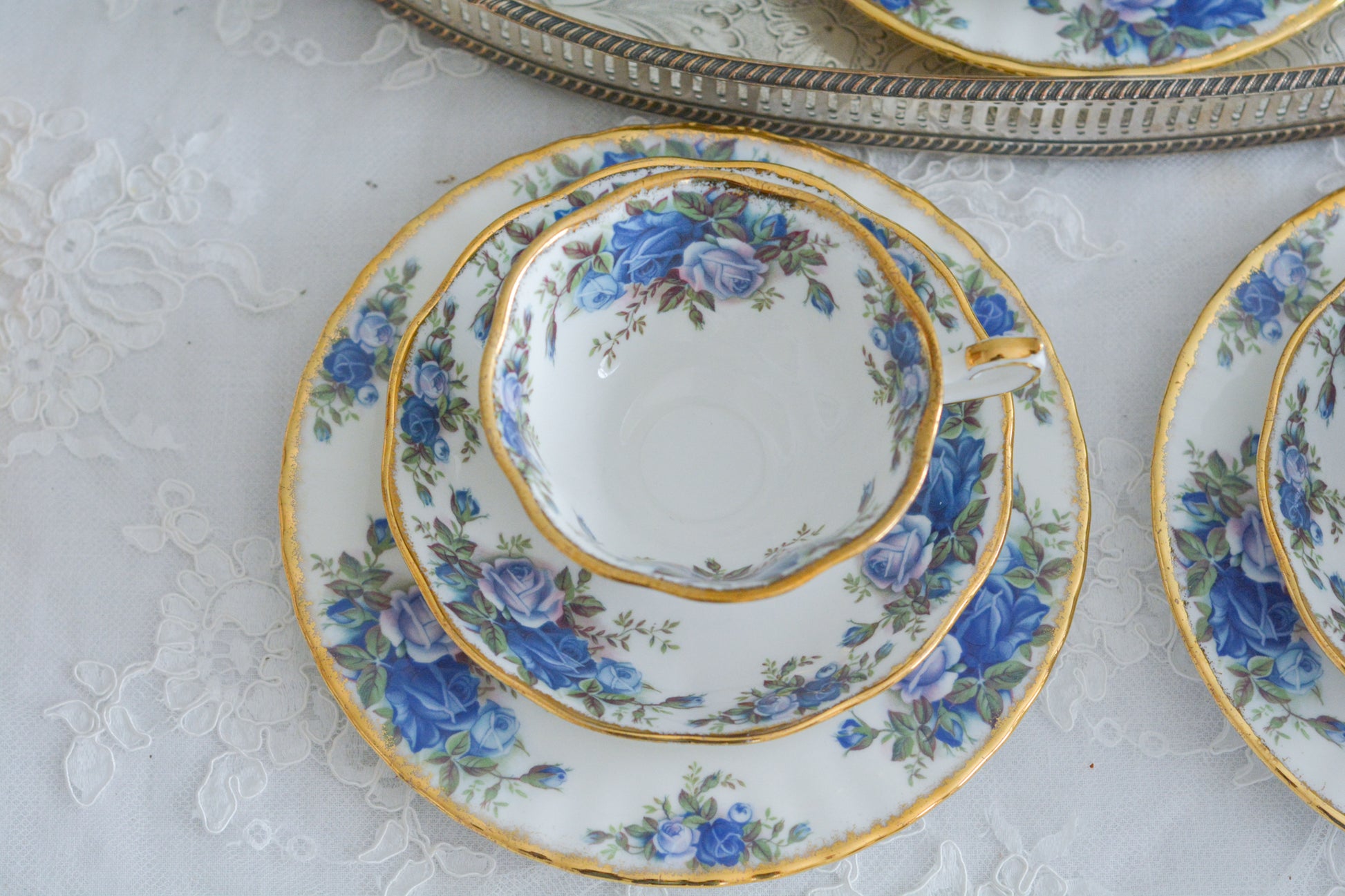 ブルーのバラが美しい、ロイヤルアルバートのムーンライトシリーズのティートリオです。オールドカントリーローズのブルーバージョンで、世界的に人気のあるシリーズです。英国湖水地方の庭園をイメージしたと言われる、美しい色合いがとても美しくティータイムを彩ります。こちらは全部で3点ございます。