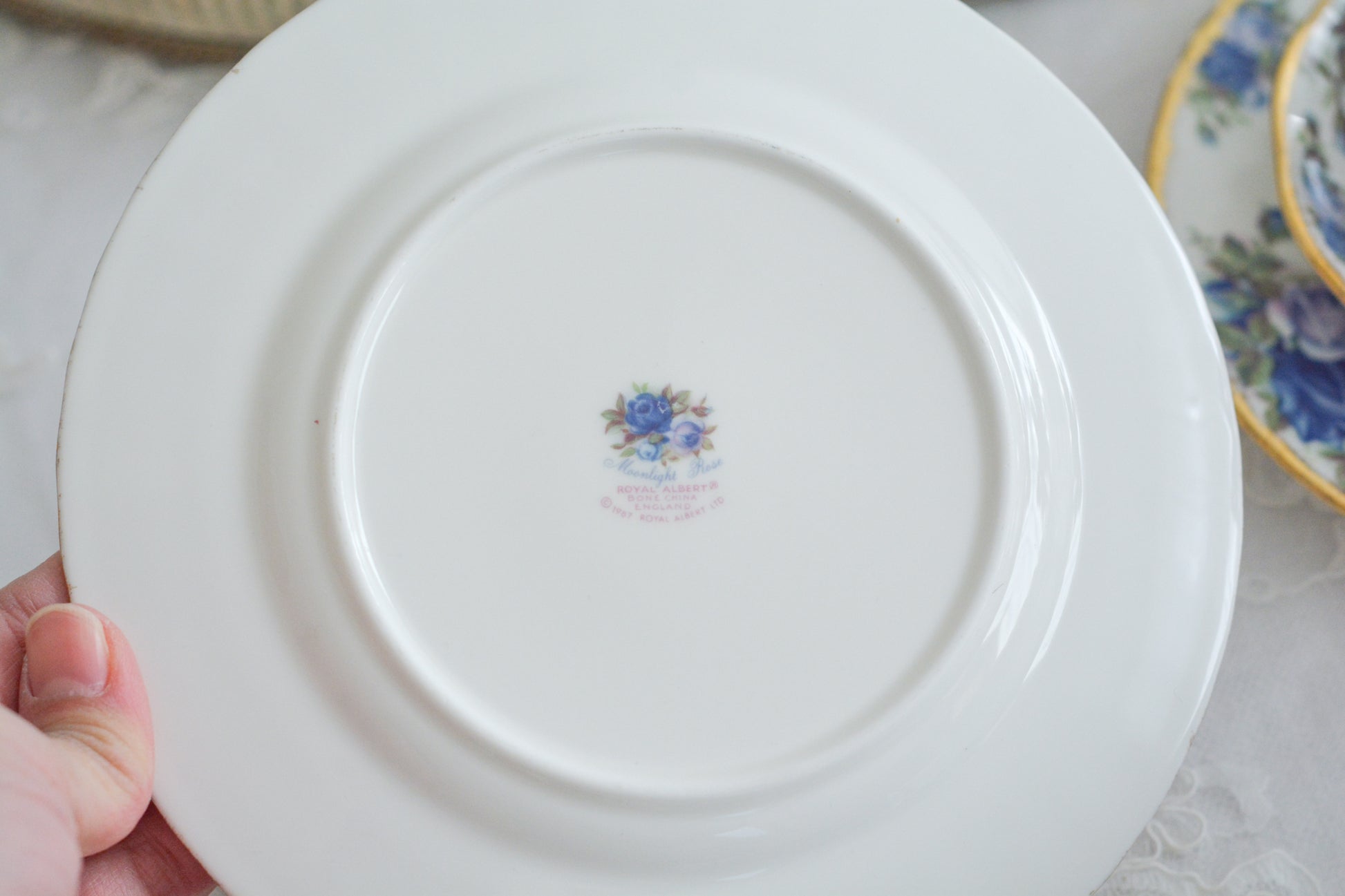 ブルーのバラが美しい、ロイヤルアルバートのムーンライトシリーズのティートリオです。オールドカントリーローズのブルーバージョンで、世界的に人気のあるシリーズです。英国湖水地方の庭園をイメージしたと言われる、美しい色合いがとても美しくティータイムを彩ります。こちらは全部で3点ございます。