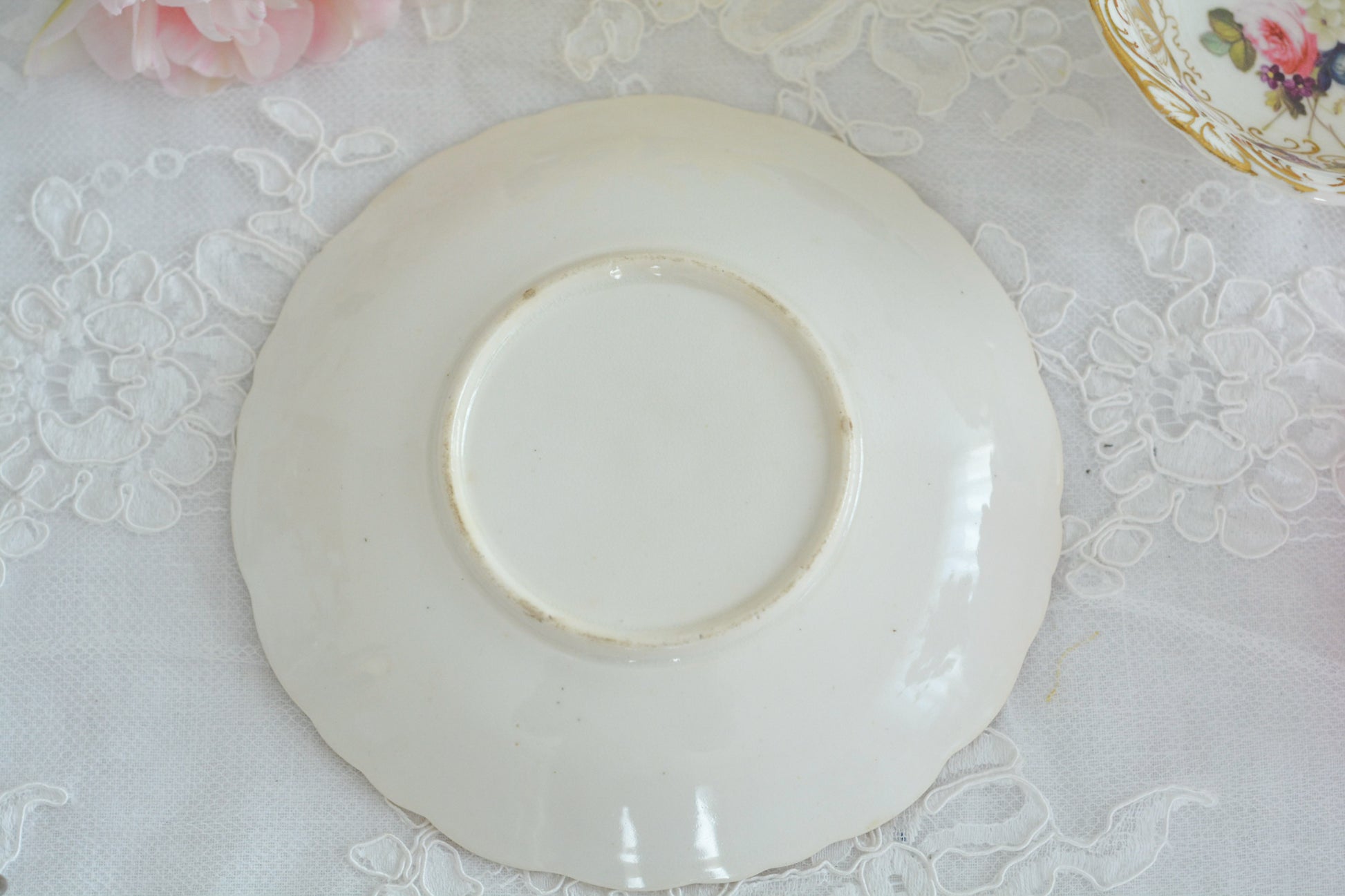 コールポートのロココリバイバル作品の人気のシェイプ、アデレードシェイプ。とても優雅なシェイプで、ハンドペイントで描かれる花々もとても美しいです。いろいろなデザインが作られていて、シェイプは同じでも絵柄は少しずつ違います。こちらはお花がたくさん描かれていて、より一層華やかなお品。アデレードシェイプは人気が高く探すのにとても苦労しますが、見つけた時の喜びはとても大きいものです。