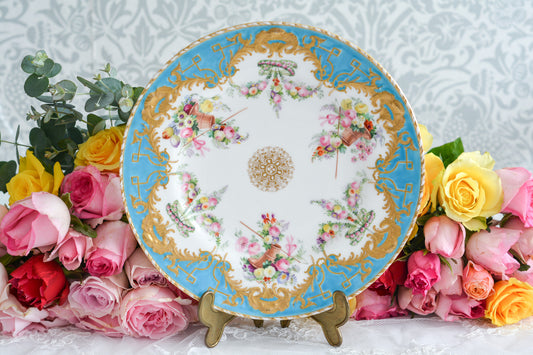 コープランドのとても美しいプレート。見事な金彩の模様、丁寧に描かれたエナメル画のお花のバスケット、そしてターコイズブルー。全てが美しく調和された芸術品。150年ほど前の作品ですがとても良い状態で、次の世代にも受け継いでいきたいお品です。