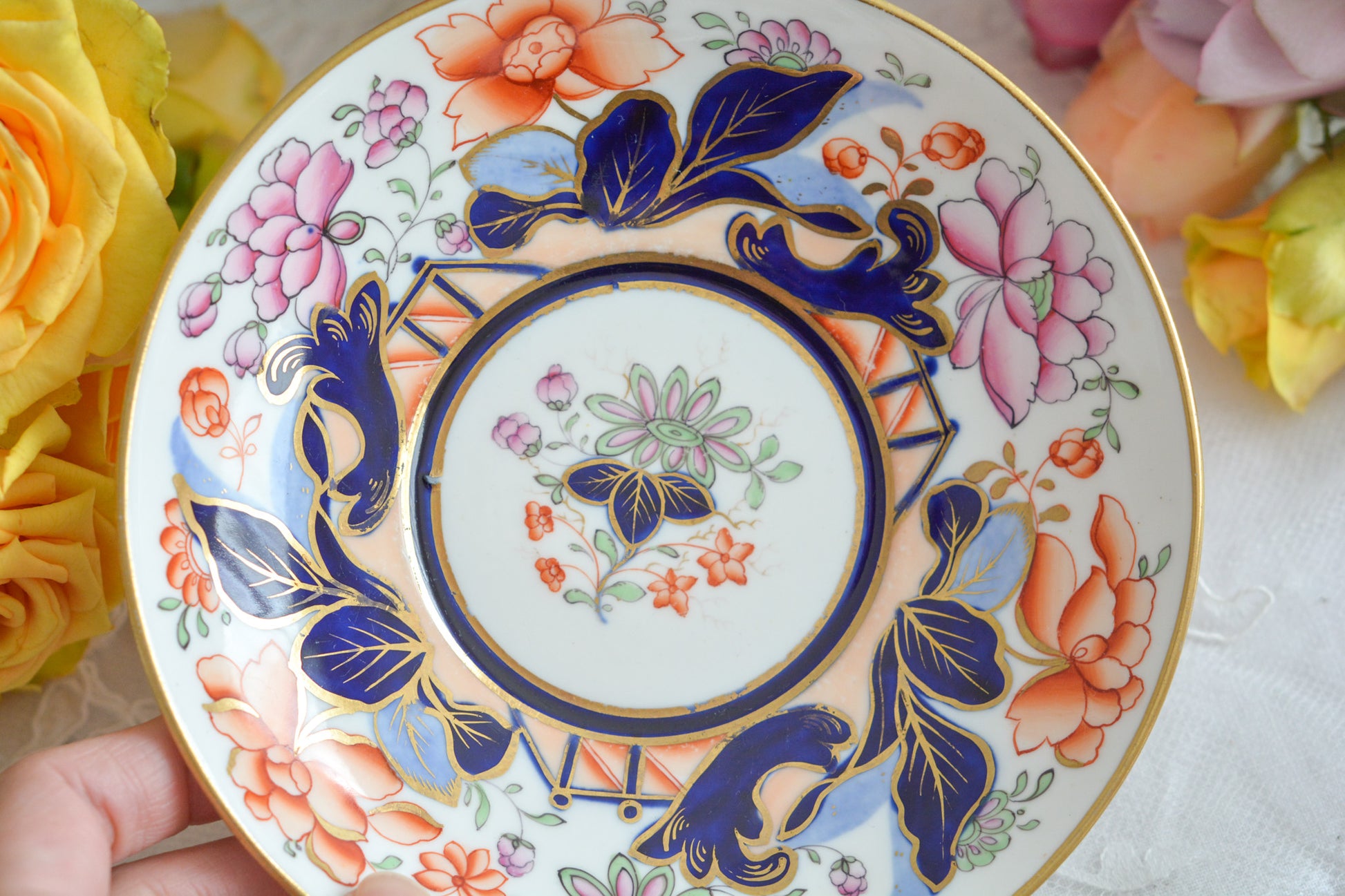 伊万里スタイルが美しいトゥルートリオ。コールポートのエンパイアシェイプによく似ています。1820年〜30年頃の作品と思われ、約200年が経過してなお美しく凛とした姿は日本の侘び寂びにも通じるのではないでしょうか?紅茶、コーヒーだけでなく、緑茶にもよく合いそうですね。トゥルートリオは、ティーカップ、コーヒーカップ、ソーサーのセットで、紅茶とコーヒーどちらもお楽しみいただけるセットです。