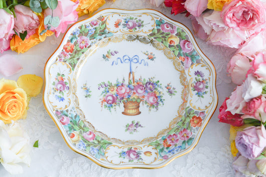 ブルーのリボンにお花いっぱいのバスケットが丁寧に描かれて、透かし模様の花々も大変美しいプレート。カール・ティーメのハンドペイント技術の素晴らしさが良くわかります。華やかで可憐なプレートでティータイムをお楽しみいただけましたらとても嬉しく思います。キャビネットに飾っておいてもお部屋が華やぎます。