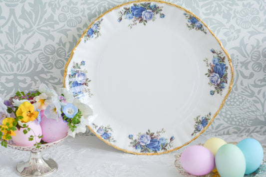 ブルーのバラが美しい、ロイヤルアルバートのムーンライトシリーズのデュオです。オールドカントリーローズのブルーバージョンで製造数が少なく、世界的に人気のあるシリーズです。爽やかな色合いがとても美しくティータイムを彩ります。