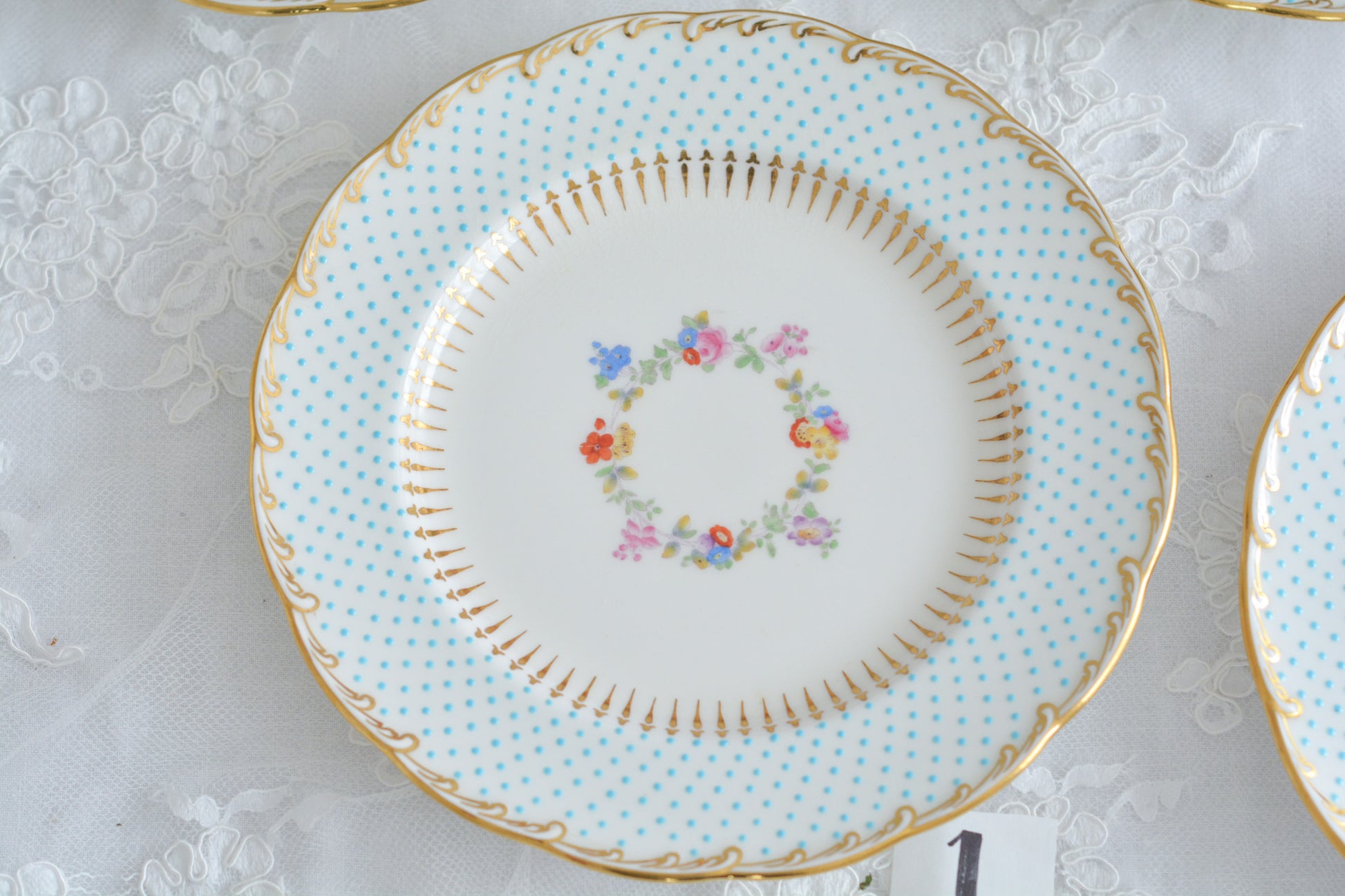 ティファニー特注の洗練された美しさとエナメルジュールの高度な技法で描かれた立体的なドット模様が素晴らしい、ミントンのデザートプレートです。ティファーニーらしい上品なプレートですね。ミントンブルーのプレートでデザートタイムをお楽しみください。こちらはどのプレートにも貫入が見られます。そのためお買い得価格になっています。